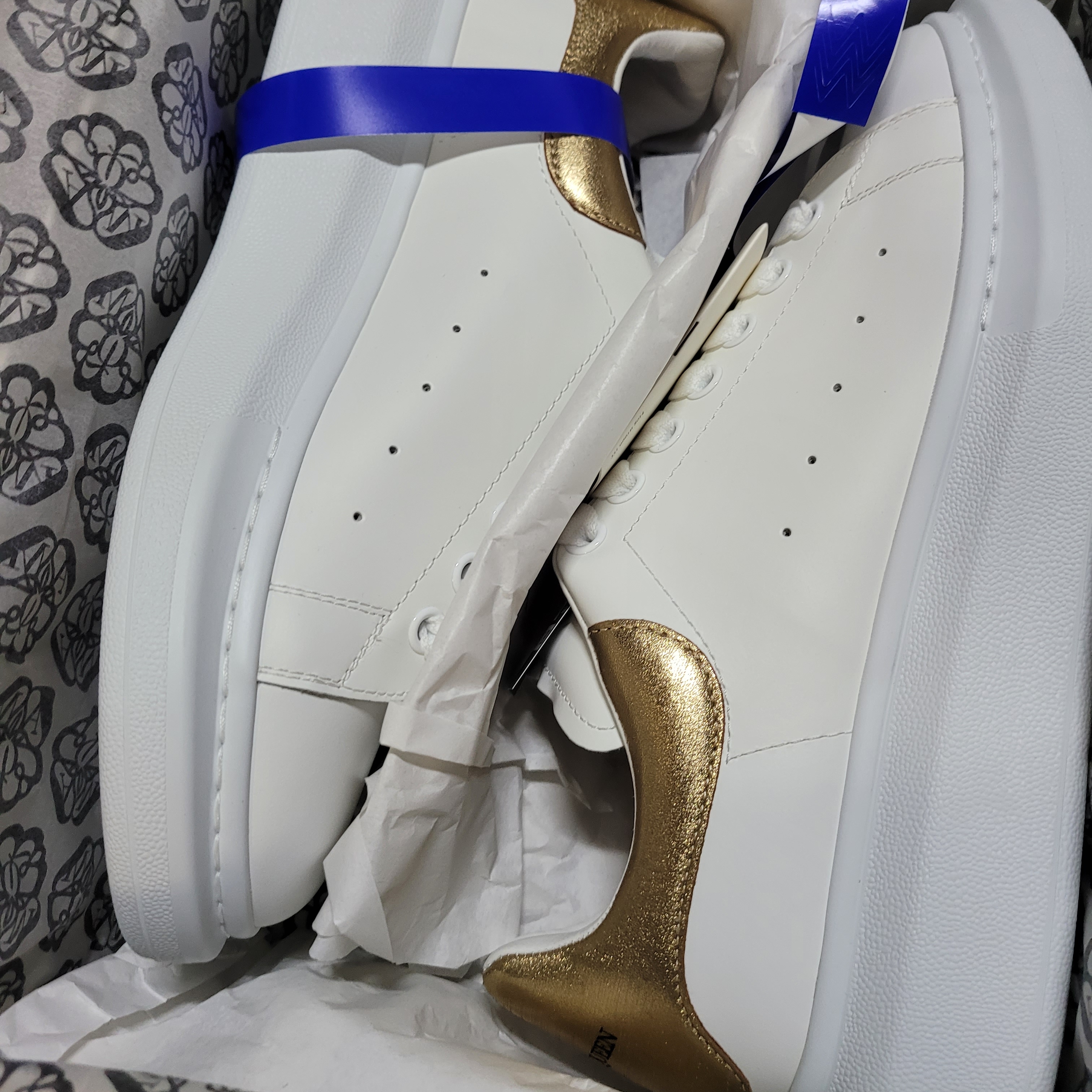 Alexander McQueen Oversized Sneakers White Gold 착용 스타일