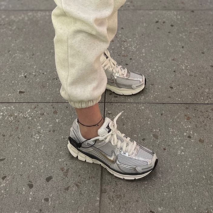 (W) Nike Zoom Vomero 5 Photon Dust and Metallic Silver 착용 스타일