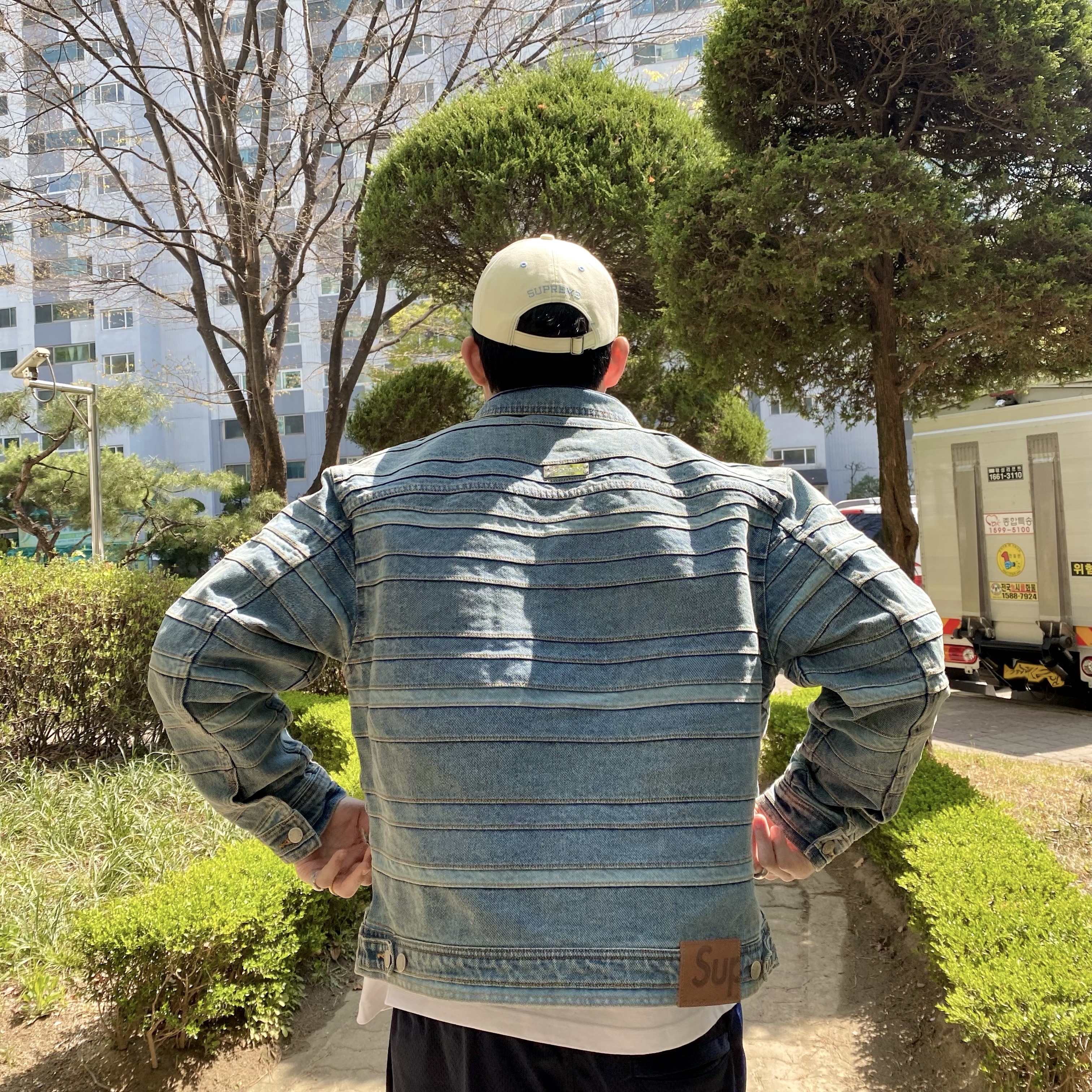 Supreme Layered Denim Trucker Jacket Washed Blue - 22FW, Stussy Collegiate Mesh Shorts Black 착용 스타일 - 3