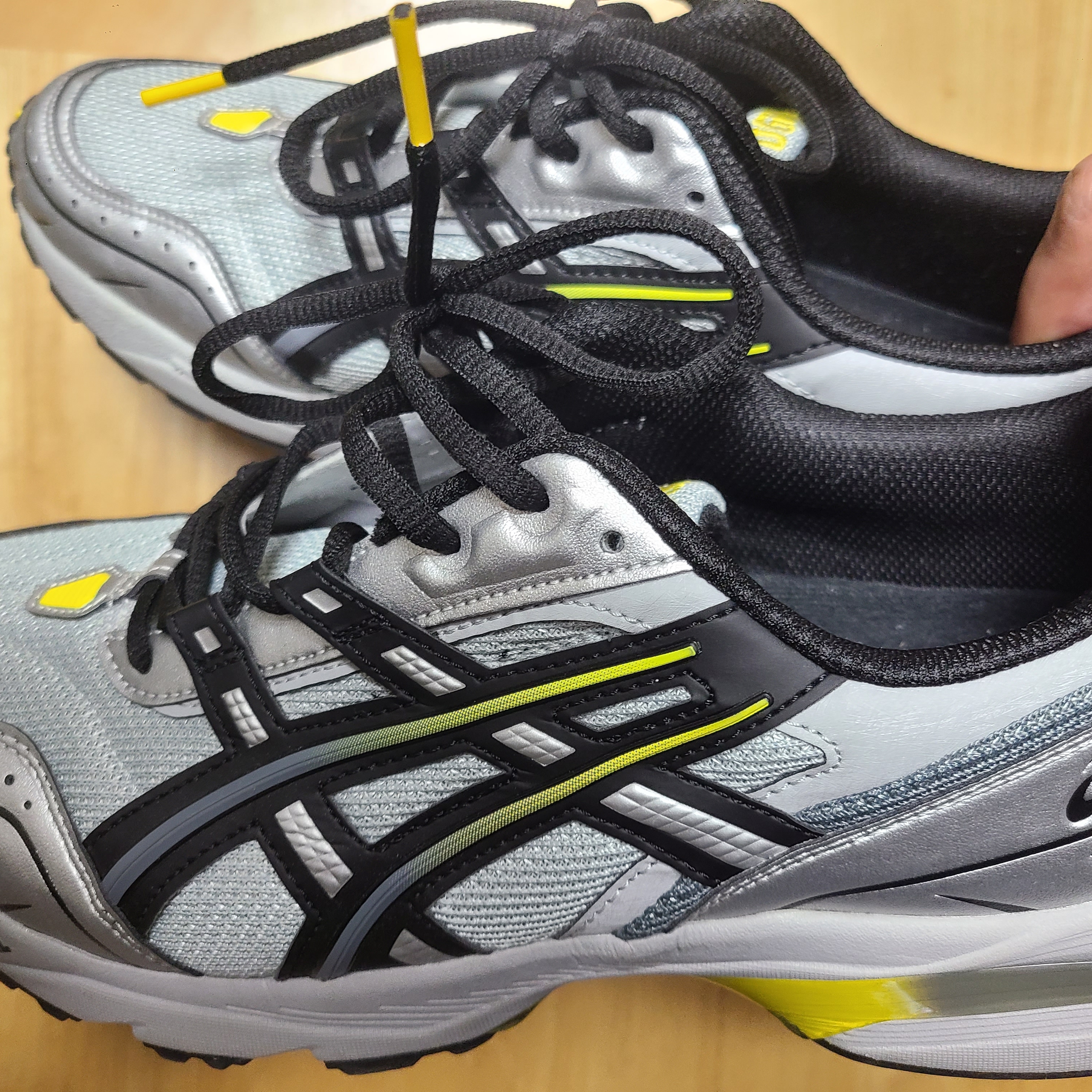 Asics Gel-1090 Mid Grey Black 착용 스타일