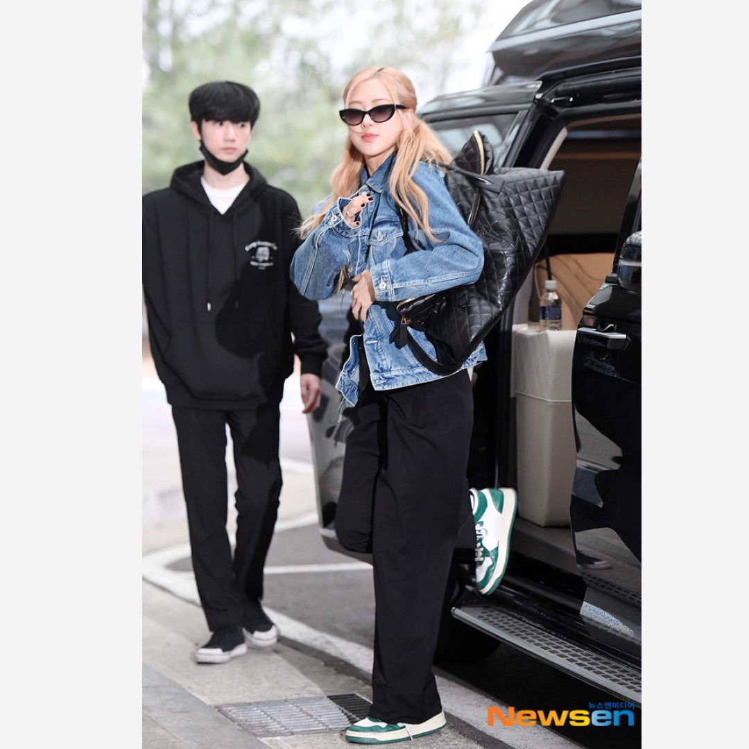 Autry Medalist Mid Leather Sneakers Green White 착용 스타일 - 3