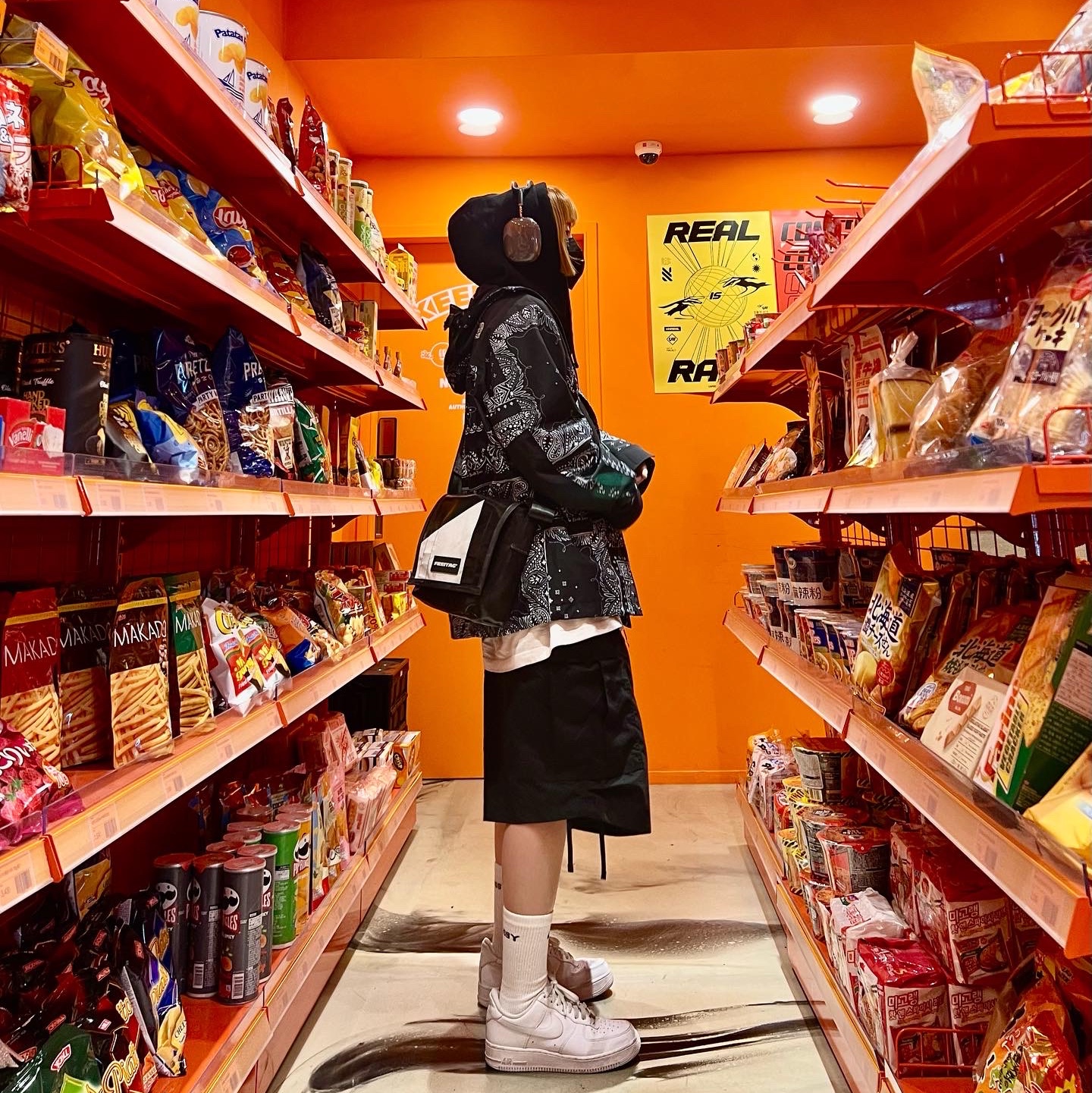 Nike Air Force 1 '07 Low White, Apple AirPods Max Lightning Space Gray (Korean Ver.) 착용 스타일 - 1