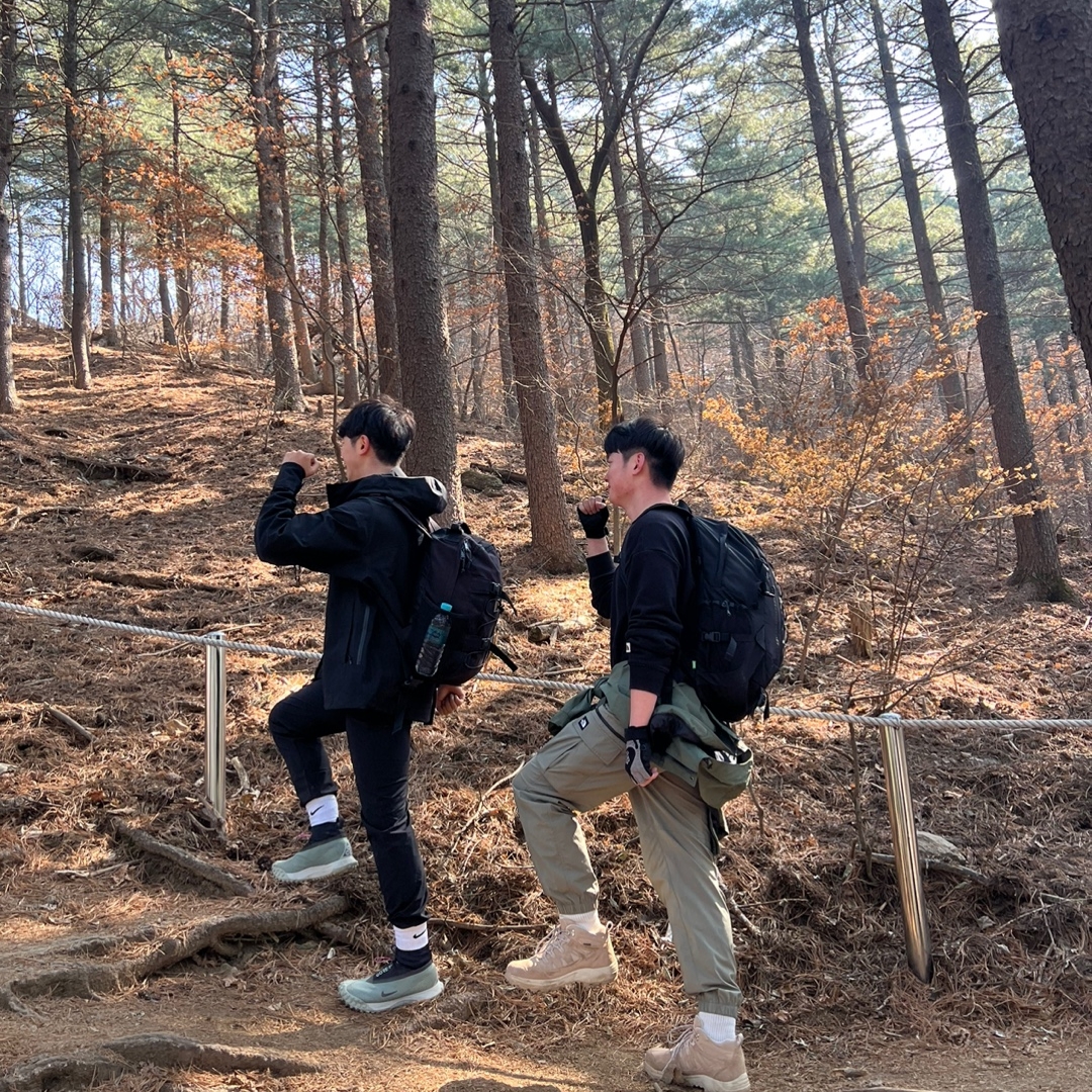 Nike ACG Mountain Fly Gore-Tex Clay Green, Nike ACG Gore-Tex Misery Ridge Jacket Black - US/EU 착용 스타일