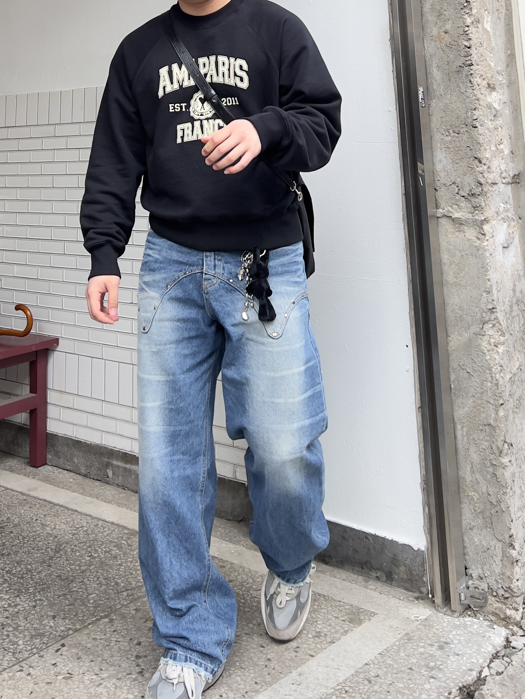 AMI Paris France Sweatshirt Black 착용 스타일 - 4