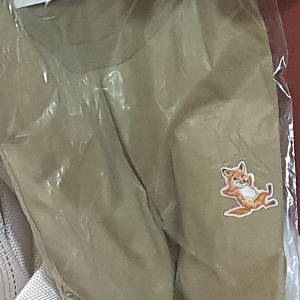Maison Kitsune Chillax Fox Patch T-Shirt Light Khaki 착용 스타일