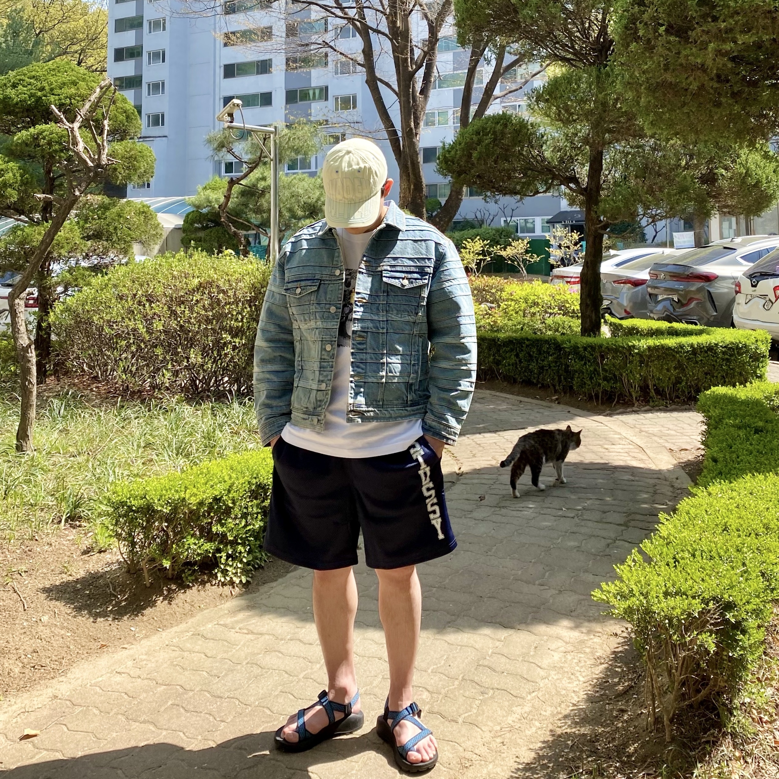 Supreme Layered Denim Trucker Jacket Washed Blue - 22FW, Stussy Collegiate Mesh Shorts Black 착용 스타일 - 1