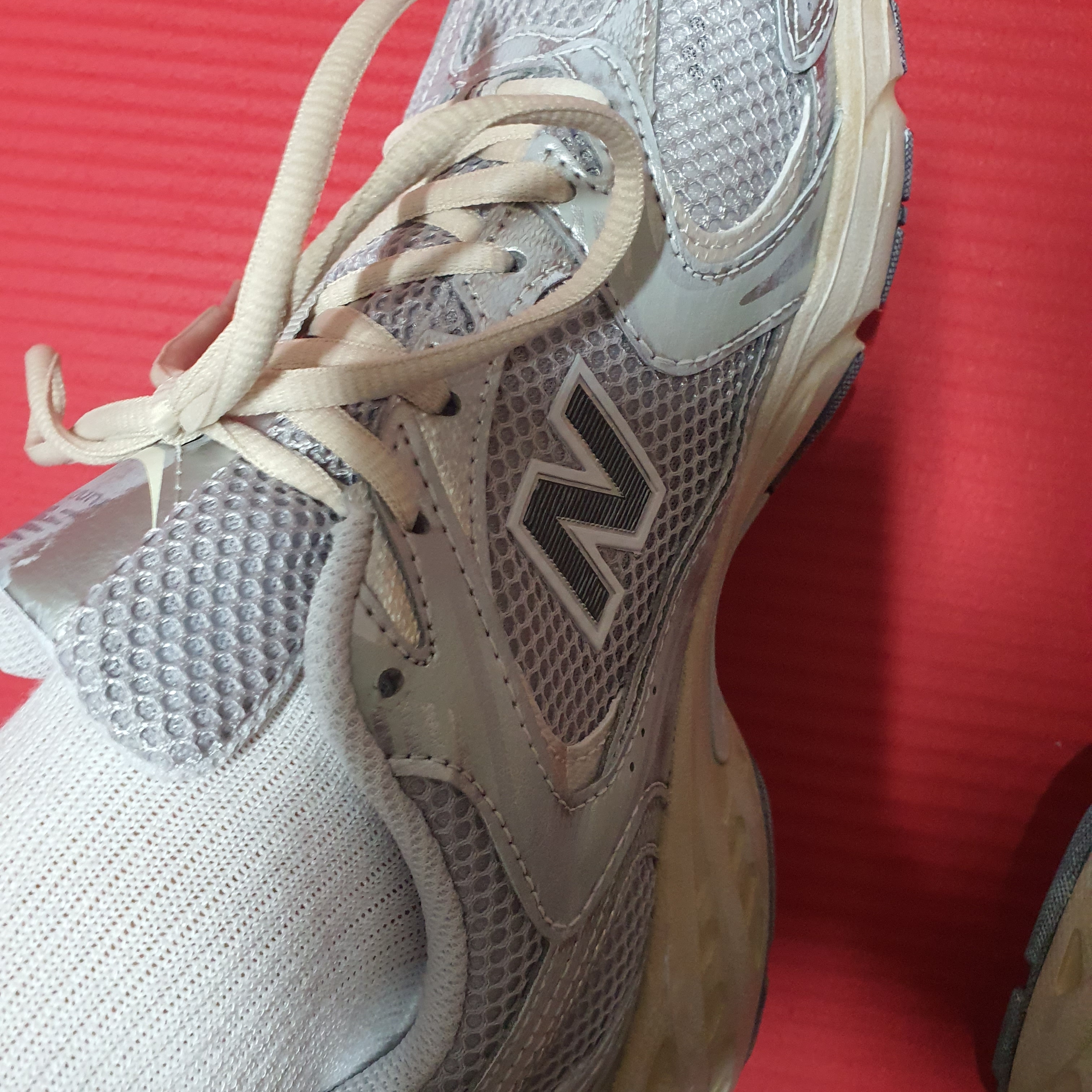 New Balance 530 Vintage Metallic Silver 착용 스타일 - 2