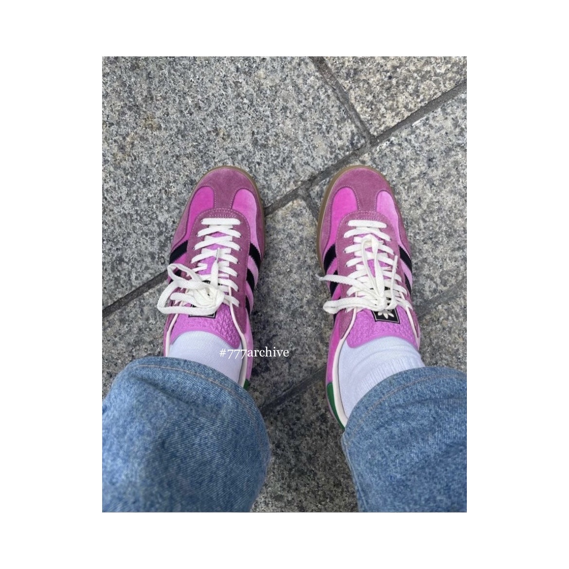 (W) Gucci x Adidas Gazelle Sneakers Pink Velvet 착용 스타일 - 4