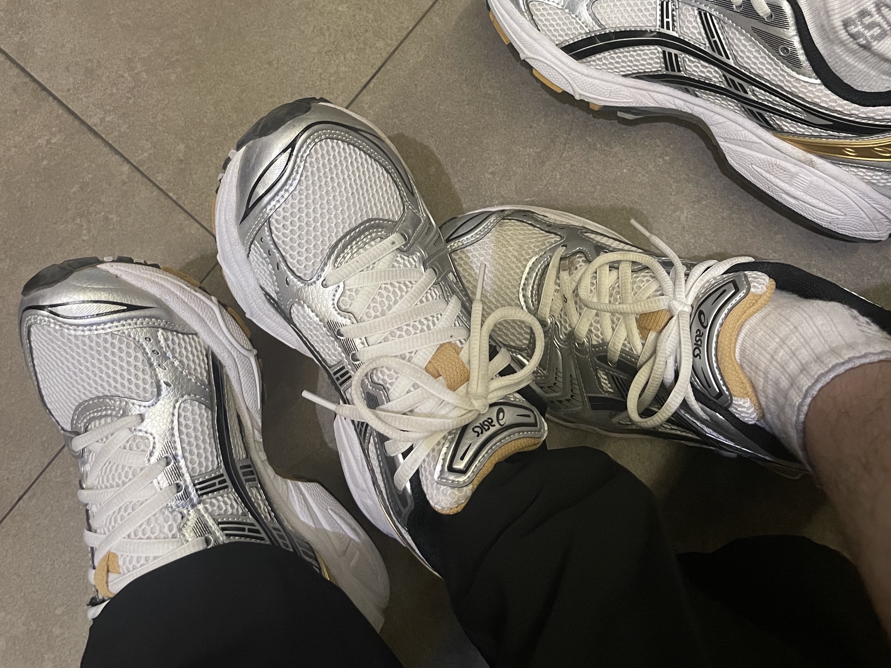 Asics Gel-Kayano 14 White Gold 착용 스타일 - 1