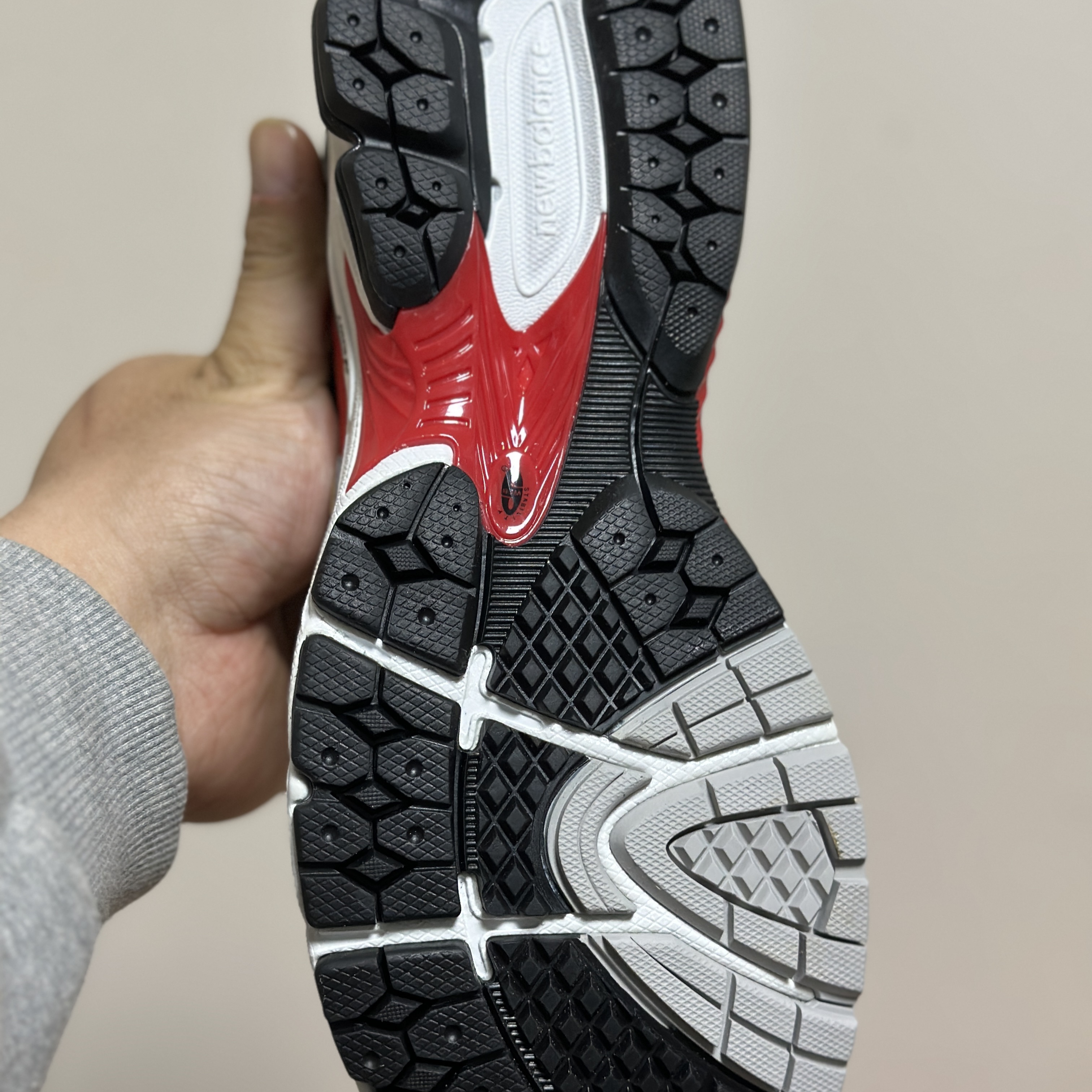 New Balance x Aime Leon Dore 860v2 Red 착용 스타일 - 4