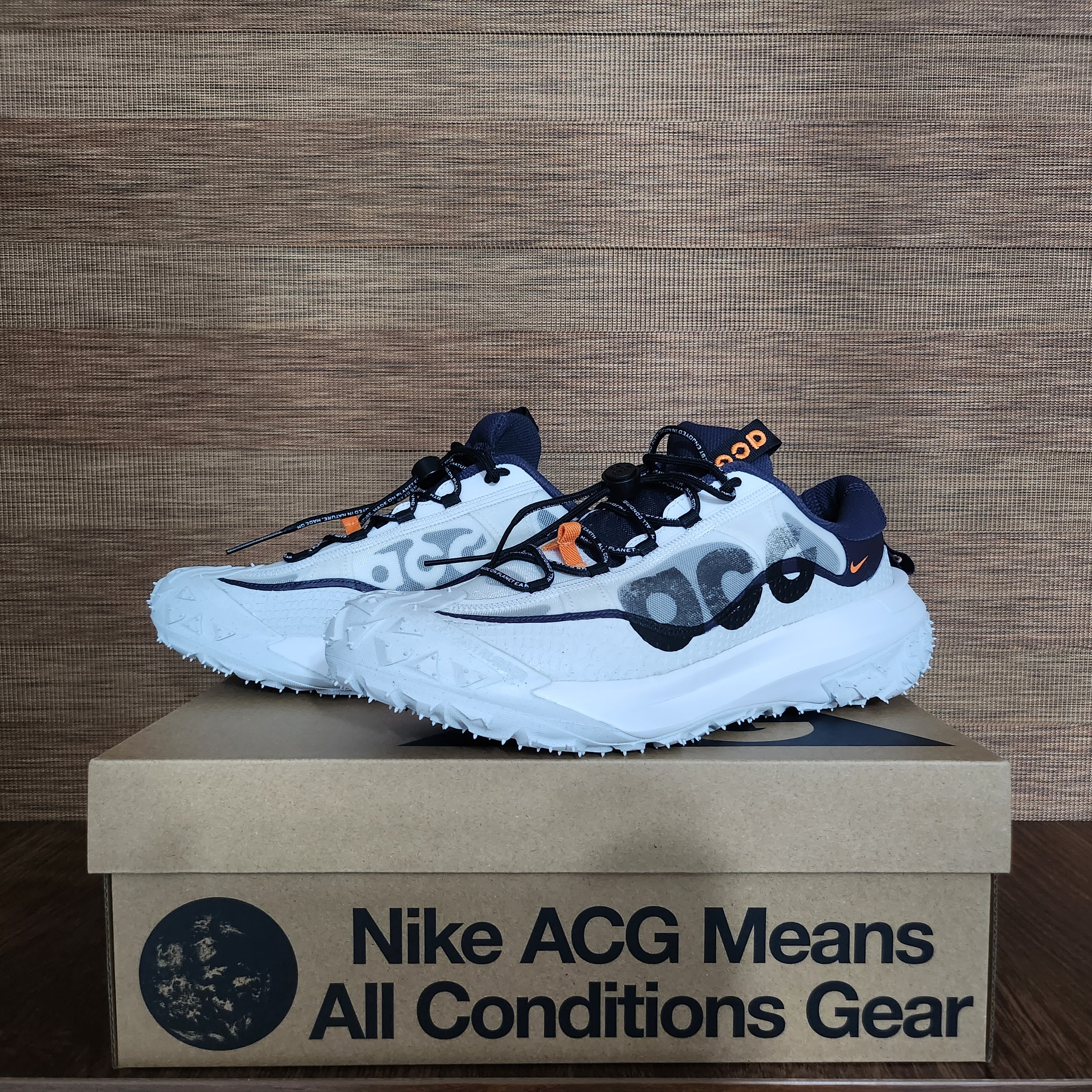 Nike ACG Mountain Fly 2 Low Summit White and Bright Mandarin 착용 스타일