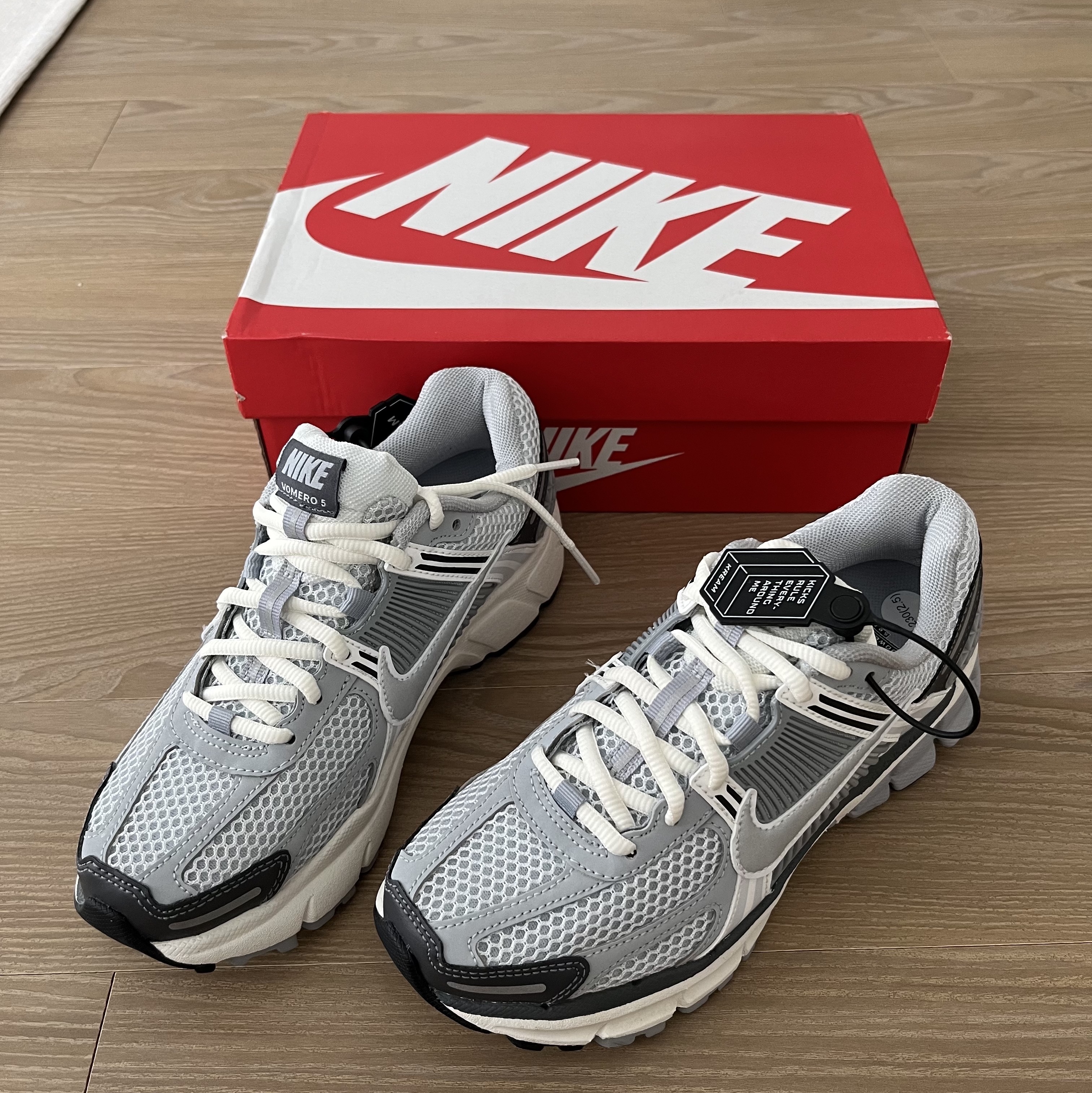 (W) Nike Zoom Vomero 5 Pure Platinum Metallic Silver 착용 스타일