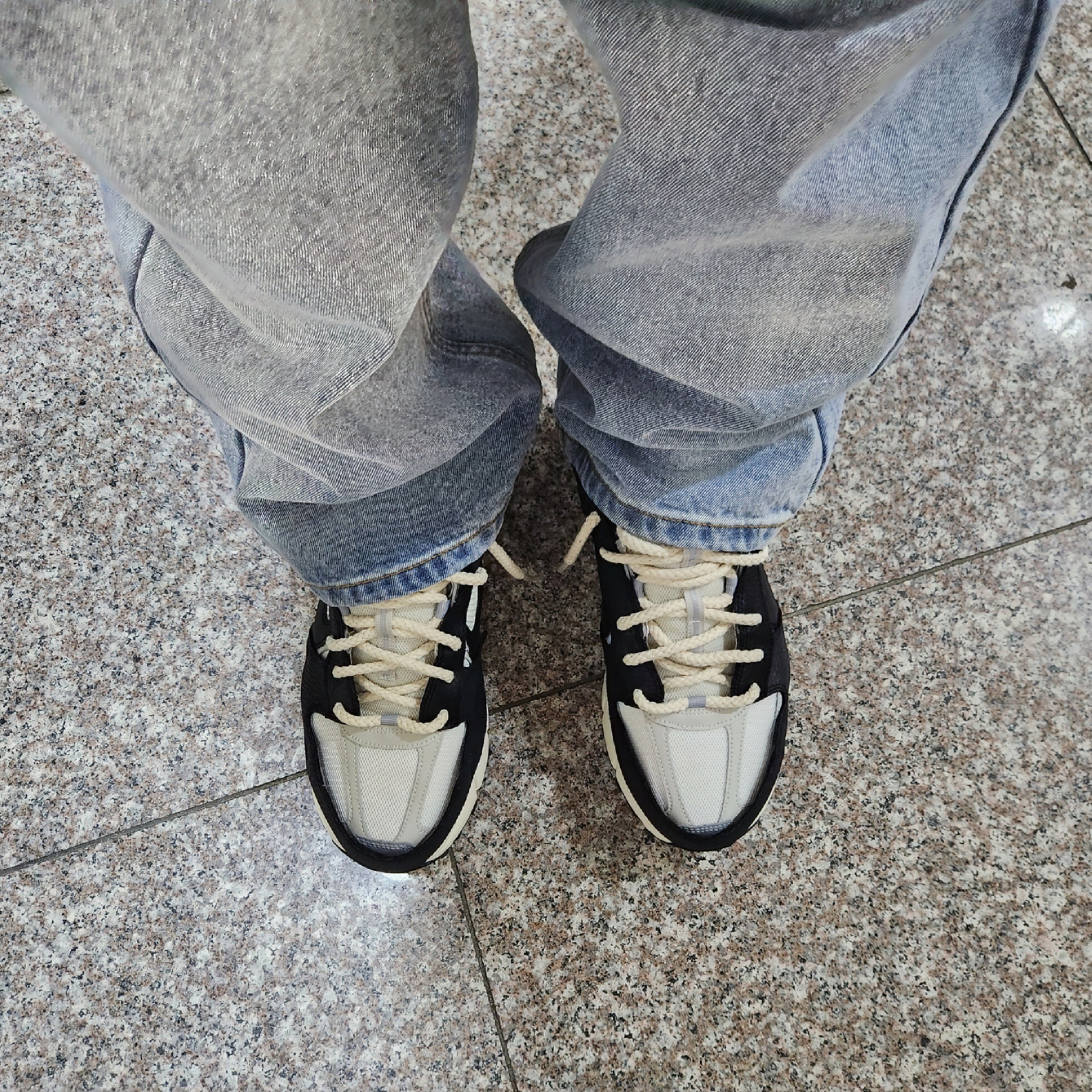 (W) Nike Zoom Vomero 5 Wolf Grey and Black 착용 스타일 - 5
