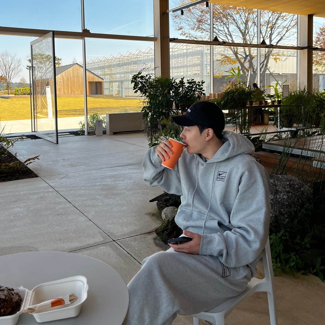 Nike x Stussy NRG RA Pullover Hoodie Dark Grey Heather (DJ9488-063), Nike x Stussy NRG RA Fleece Pants Dark Grey Heather (DJ9490-063) 착용 스타일