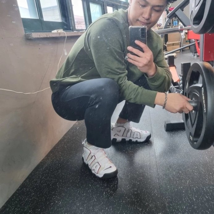 Nike Air More Uptempo 96 White Team Red 착용 스타일 - 2