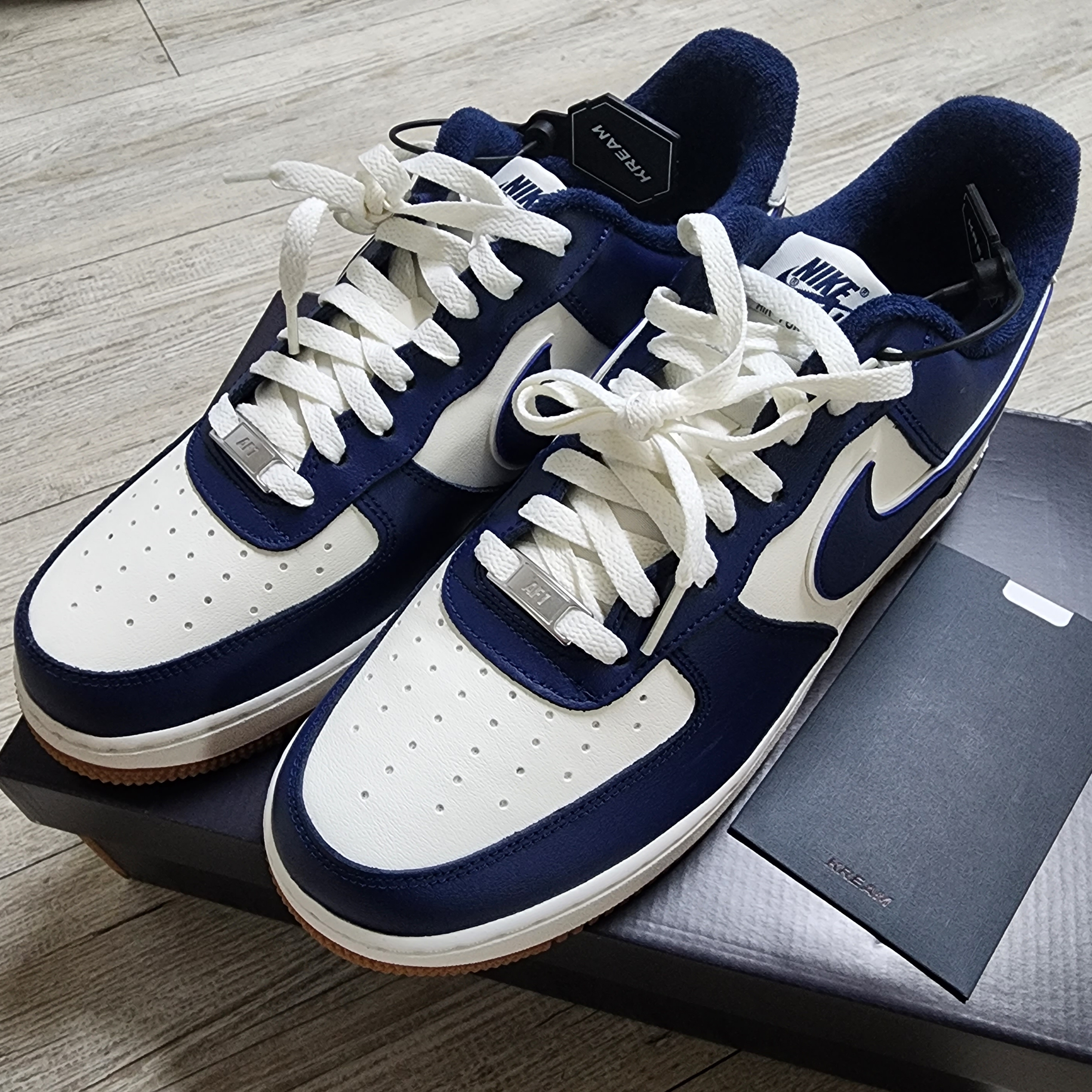 Nike Air Force 1 '07 LV8 Midnight Navy 착용 스타일