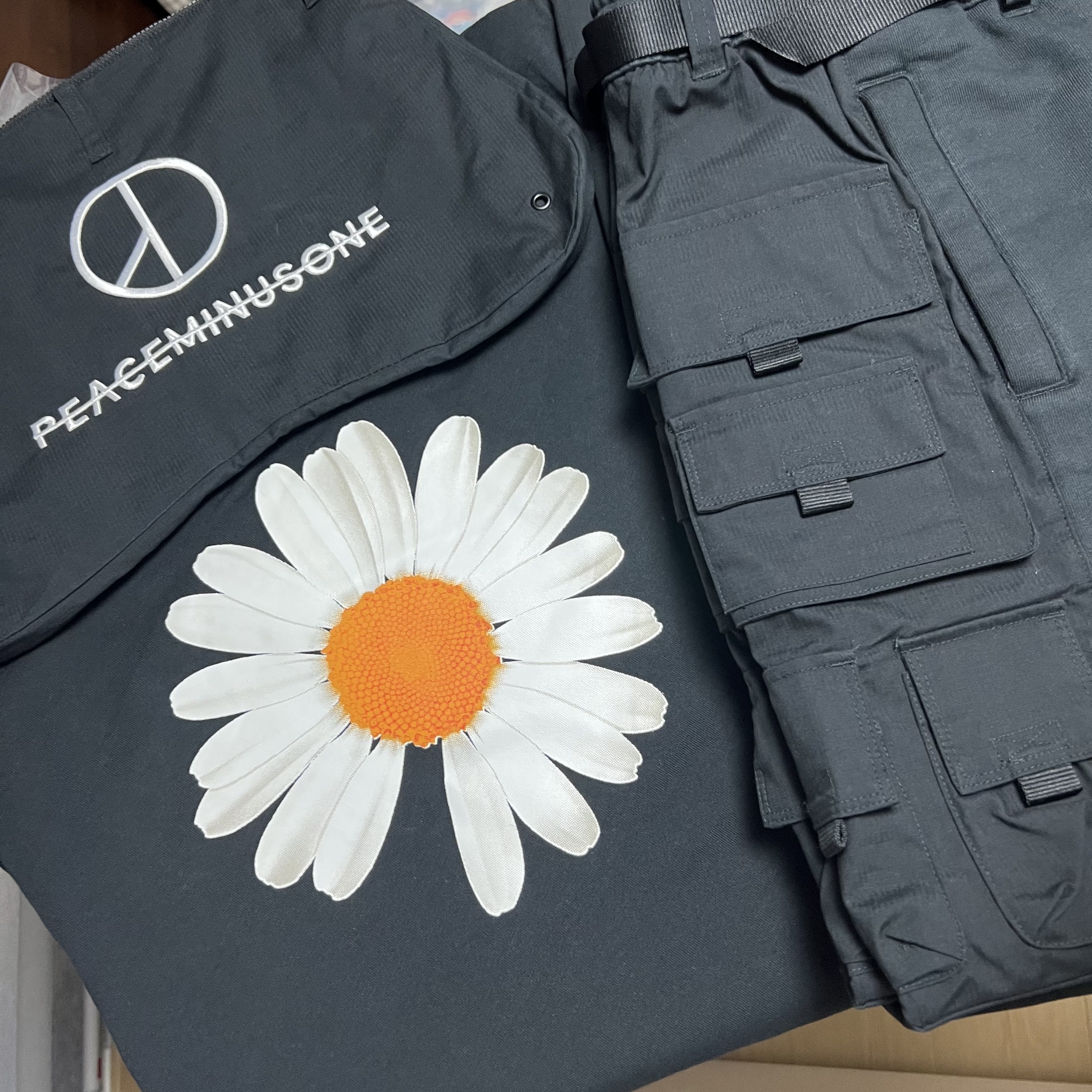 Nike x Peaceminusone LS T-Shirt Black (DR0098-010), Nike x Peaceminusone Wide Pants Black (DR0096-010) 착용 스타일