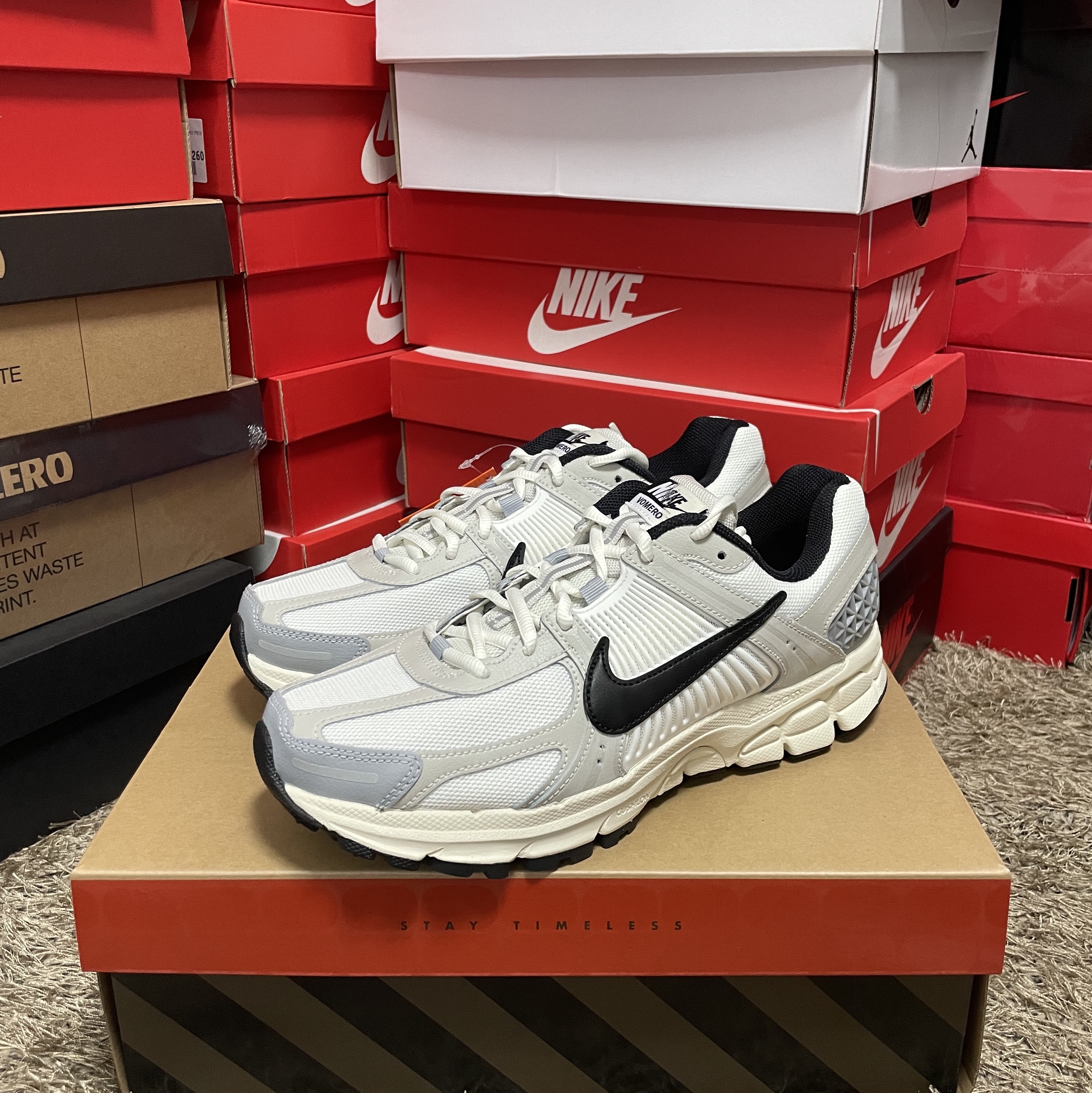 (W) Nike Zoom Vomero 5 Wolf Grey and Black 착용 스타일 - 2