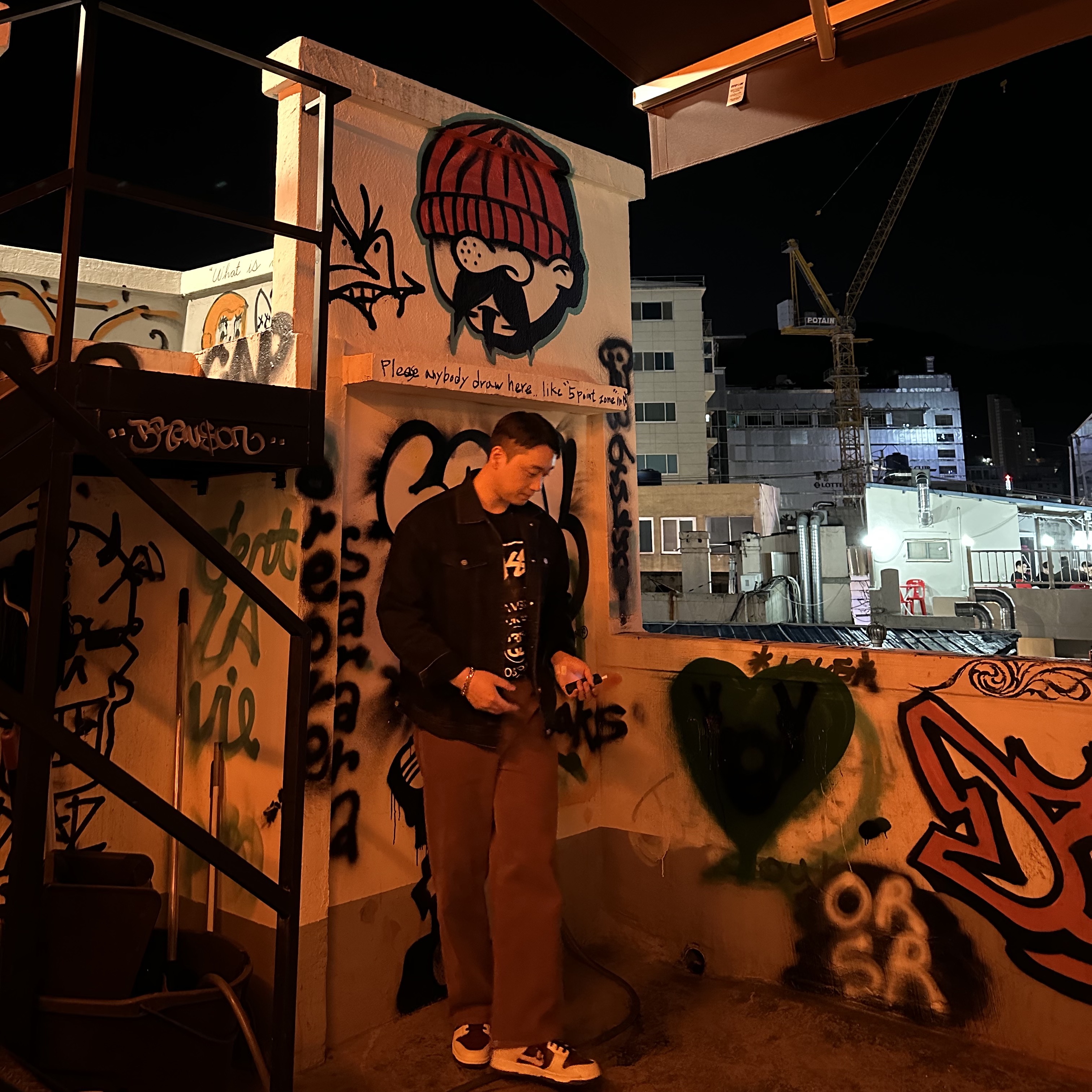 Stussy DSM World Tour T-Shirt Black, NIke Dunk Low Retro Night Maroon and Medium Soft Pink 착용 스타일 - 2