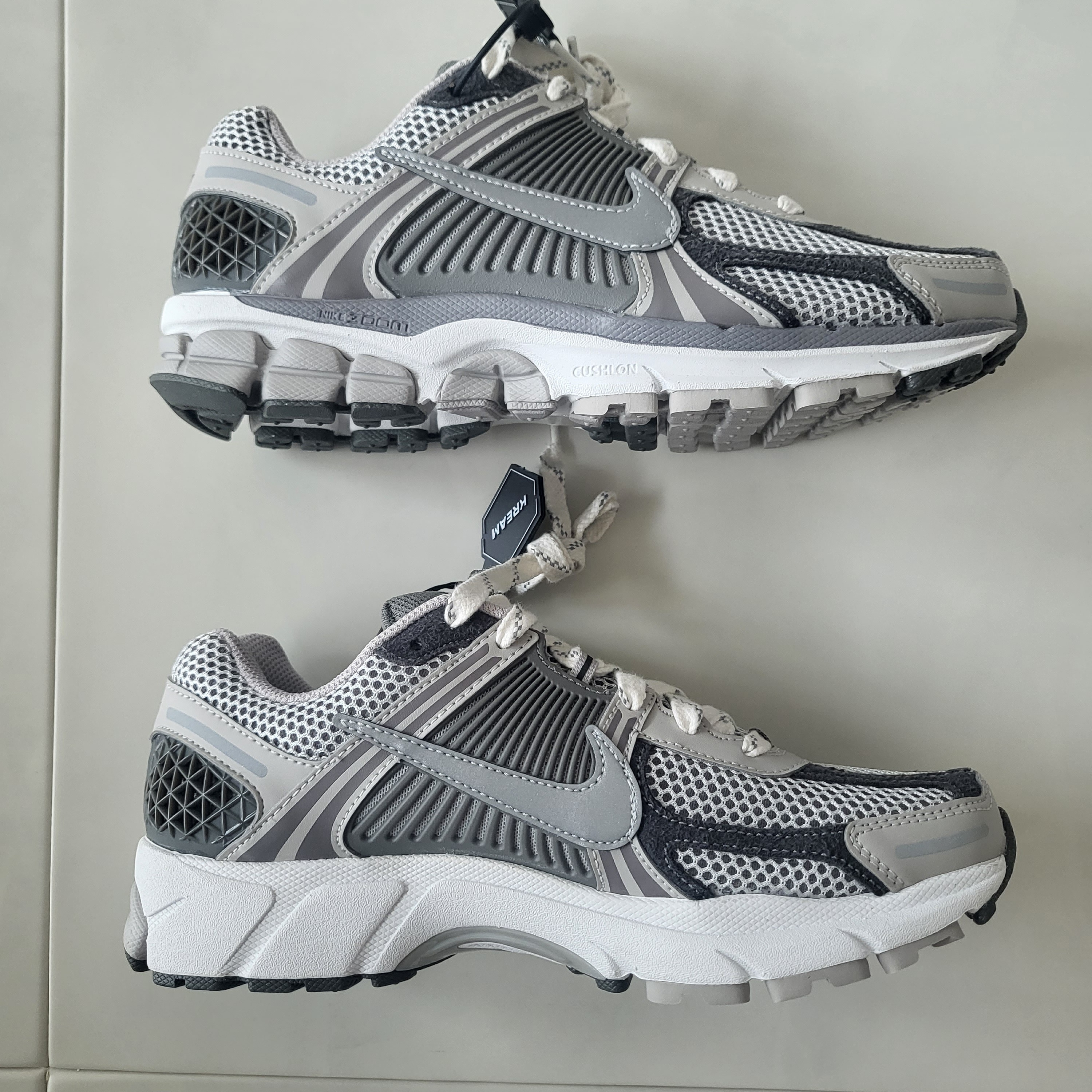 (W) Nike Zoom Vomero 5 Photon Dust and Metallic Silver 착용 스타일 - 3