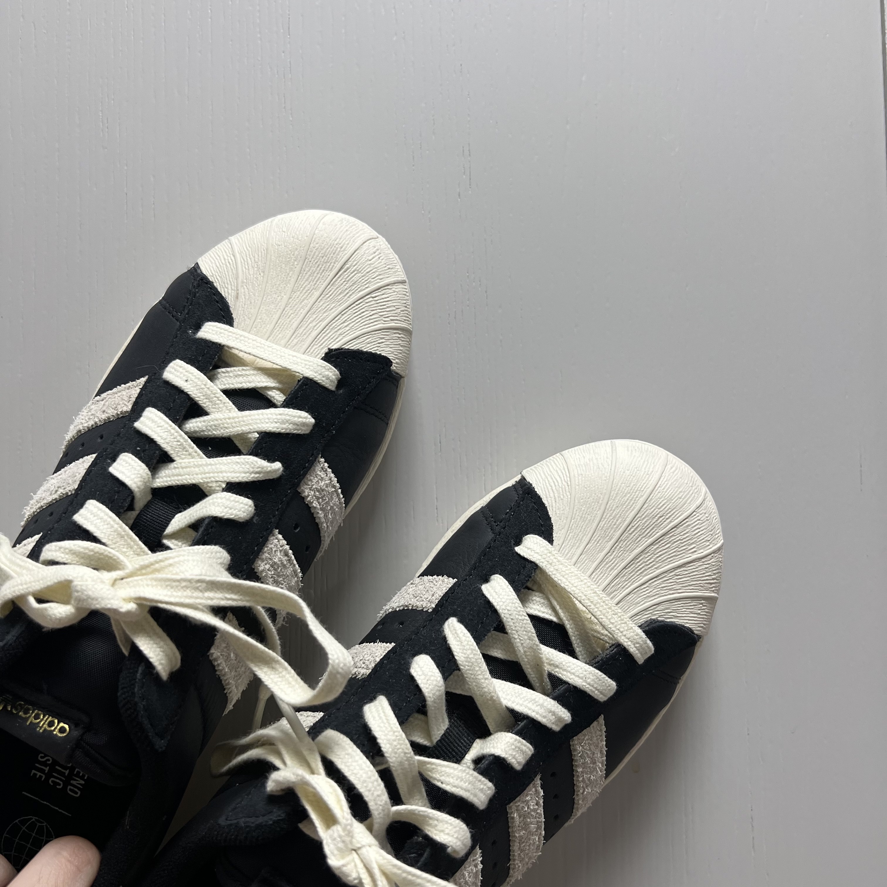 Adidas Superstar 82 Black White 착용 스타일 - 1