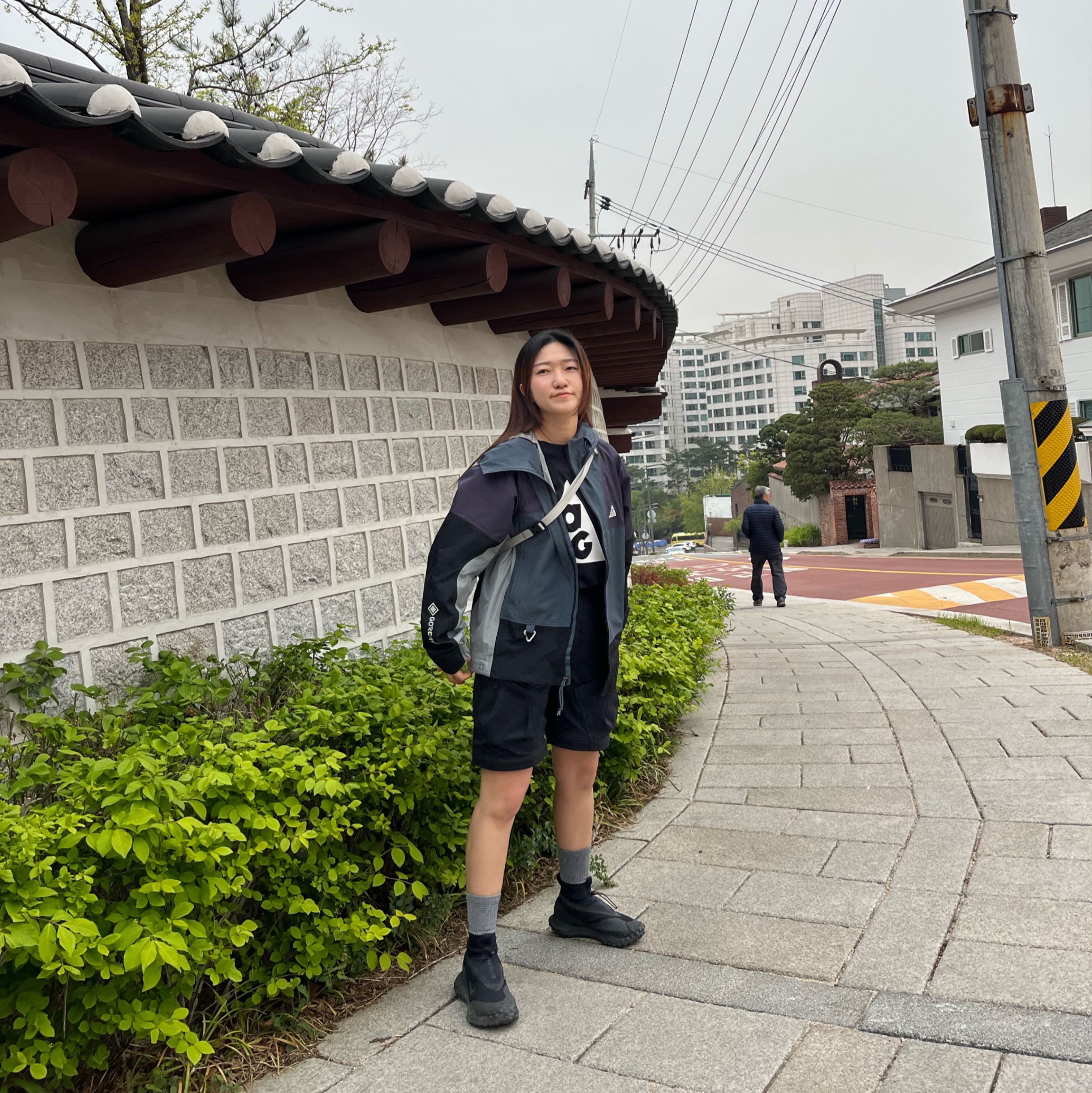 Nike ACG Storm-Fit ADV Chain of Craters Jacket Faded Spruce Black - Asia, Nike ACG Smith Summit Cargo Pants Black Summit White - Asia 착용 스타일 - 1
