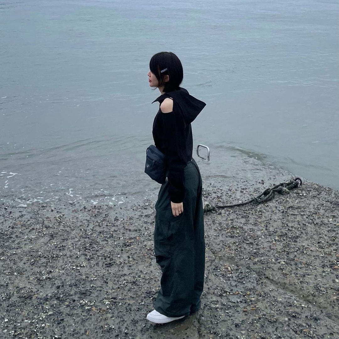 Arc'teryx Mantis 2 Waistpack Black Sapphire, Art Of Field Off The Shoulder Hooded Jacket Black 착용 스타일 - 2