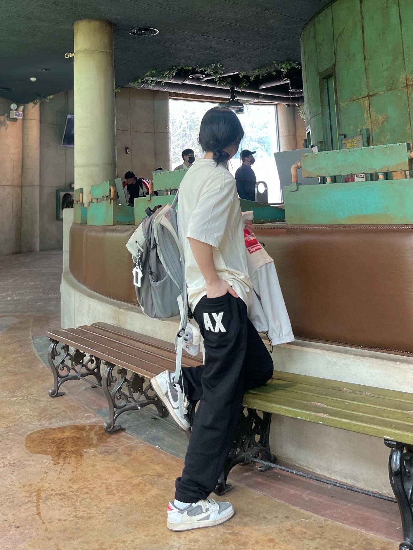 Jordan 1 x Travis Scott Retro Low OG SP Sail and Ridgerock, Arc'teryx Mantis 26 Backpack Habitat Forage 착용 스타일 - 2