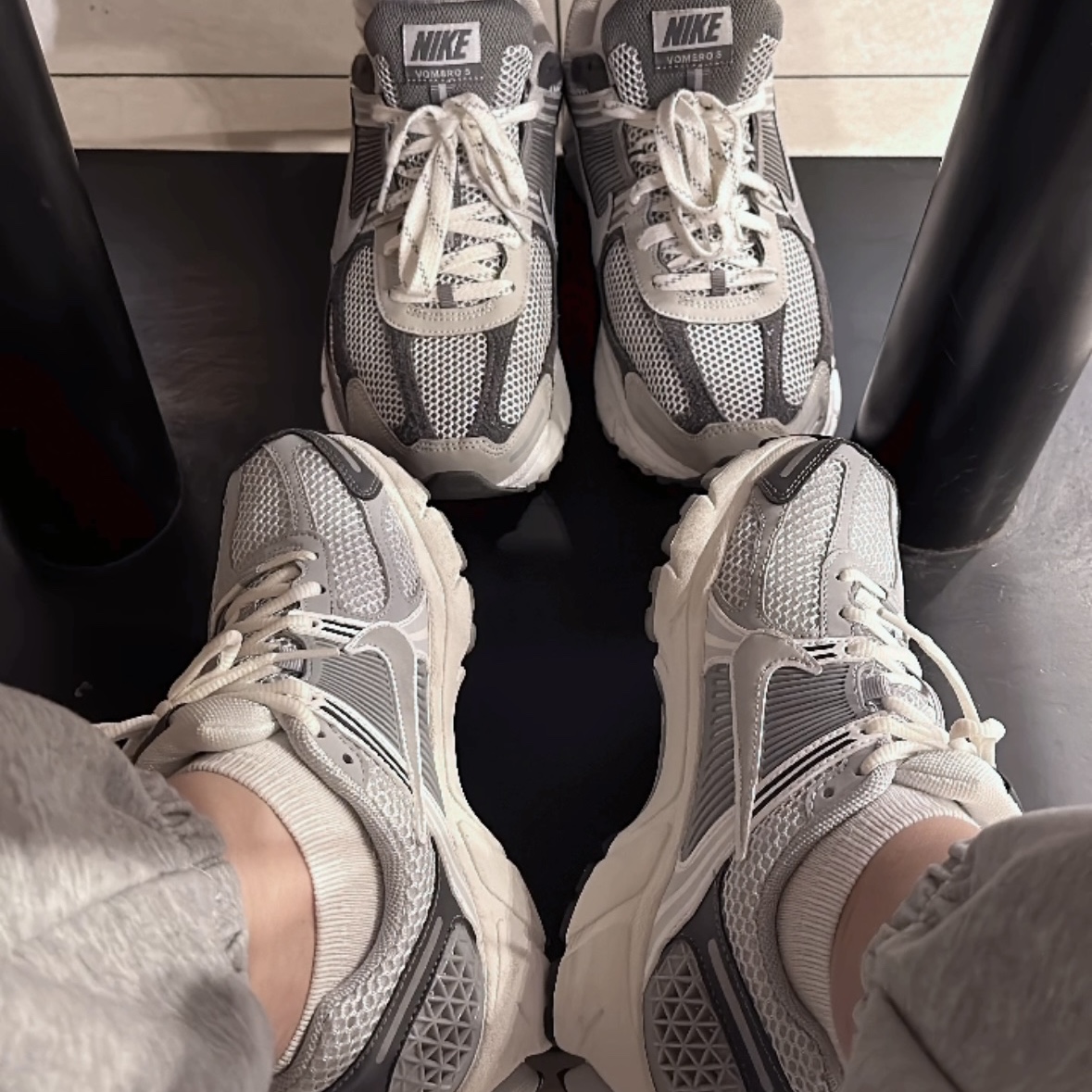 (W) Nike Zoom Vomero 5 Pure Platinum Metallic Silver, Nike Zoom Vomero 5 PRM Light Iron Ore and Flat Fewter 착용 스타일