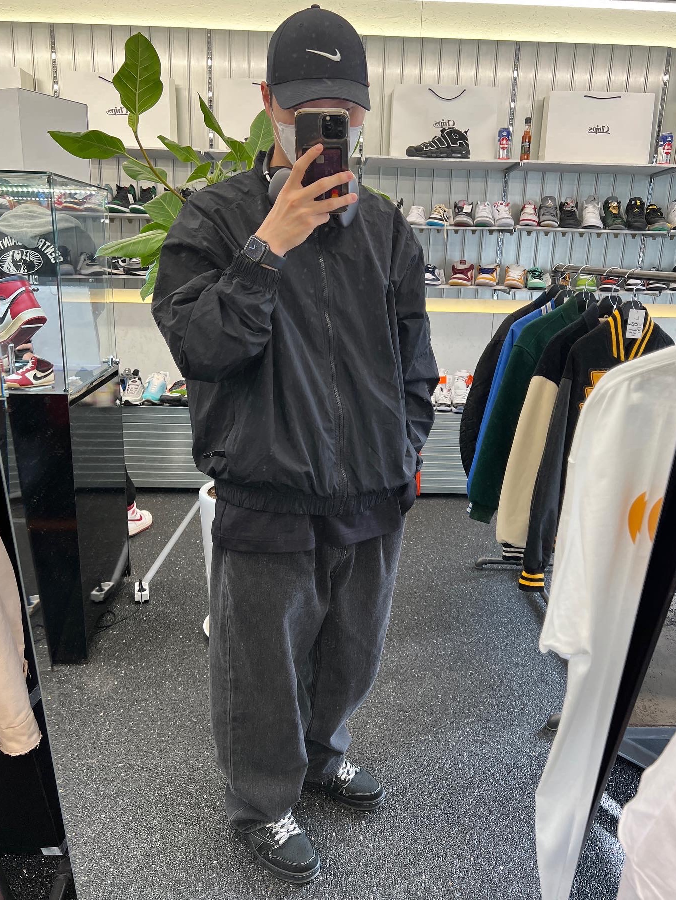 Jordan 1 x Travis Scott Retro Low OG SP Black Phantom, (W) Jordan 1 x Travis Scott Retro Low OG SP Medium Olive 착용 스타일 - 2