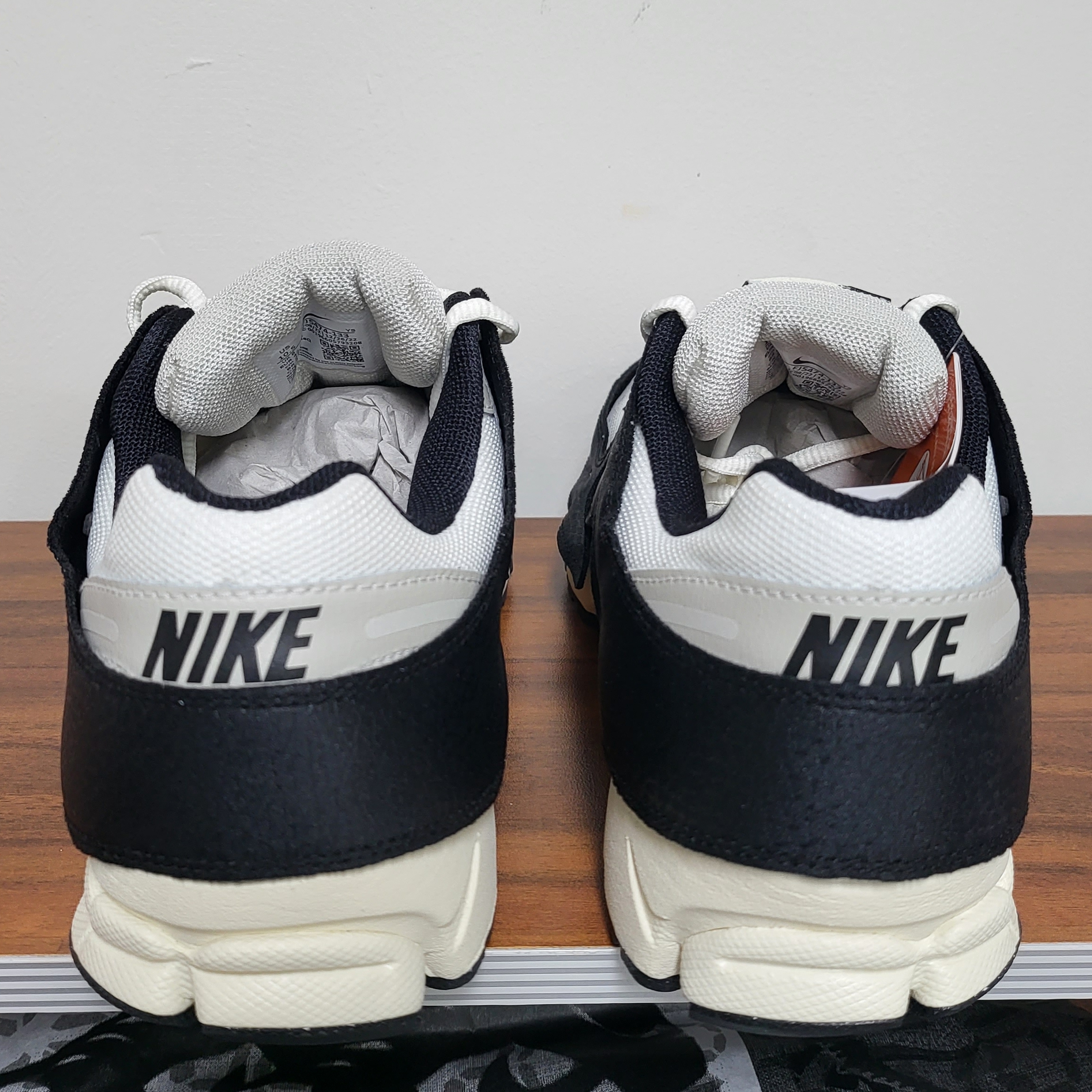 (W) Nike Zoom Vomero 5 Wolf Grey and Black 착용 스타일 - 3