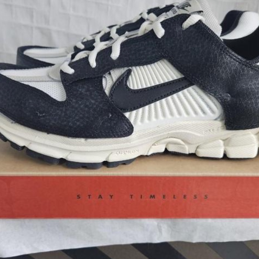 (W) Nike Zoom Vomero 5 Wolf Grey and Black 착용 스타일