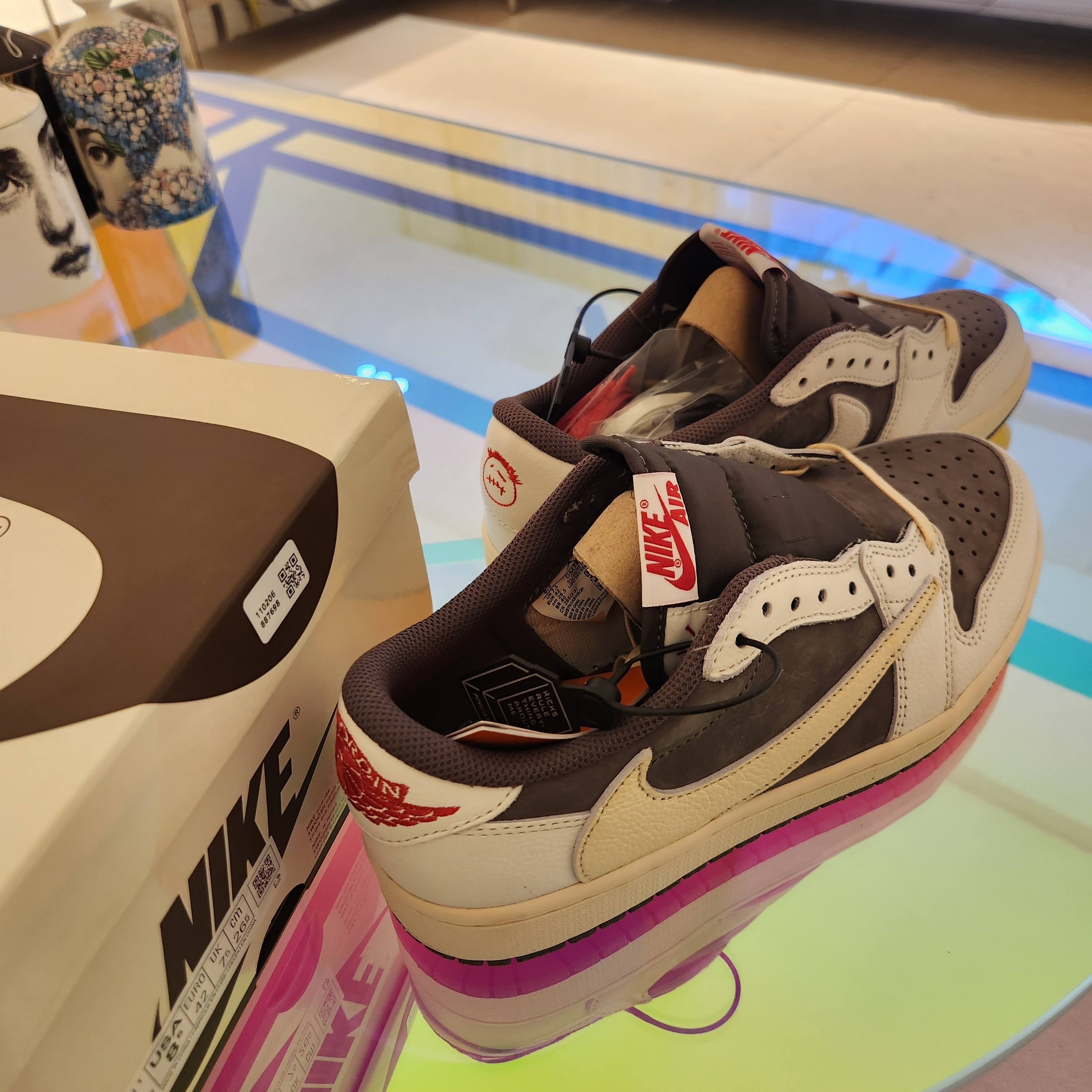 Jordan 1 x Travis Scott Retro Low OG SP Sail and Ridgerock 착용 스타일 - 1