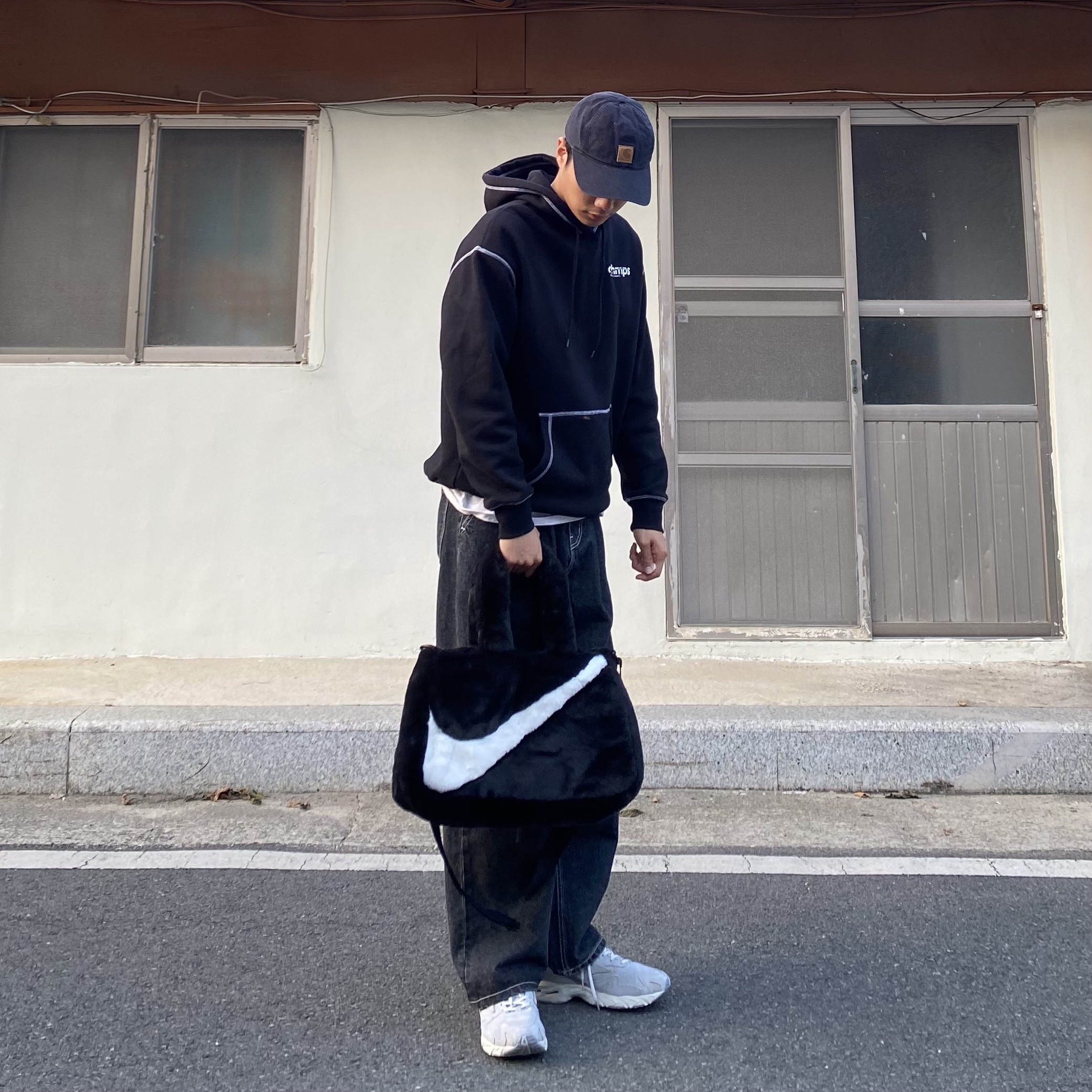 Nike NSW Faux Fur Tote Bag Black 착용 스타일