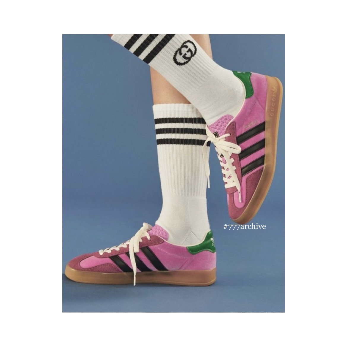 (W) Gucci x Adidas Gazelle Sneakers Pink Velvet 착용 스타일 - 5