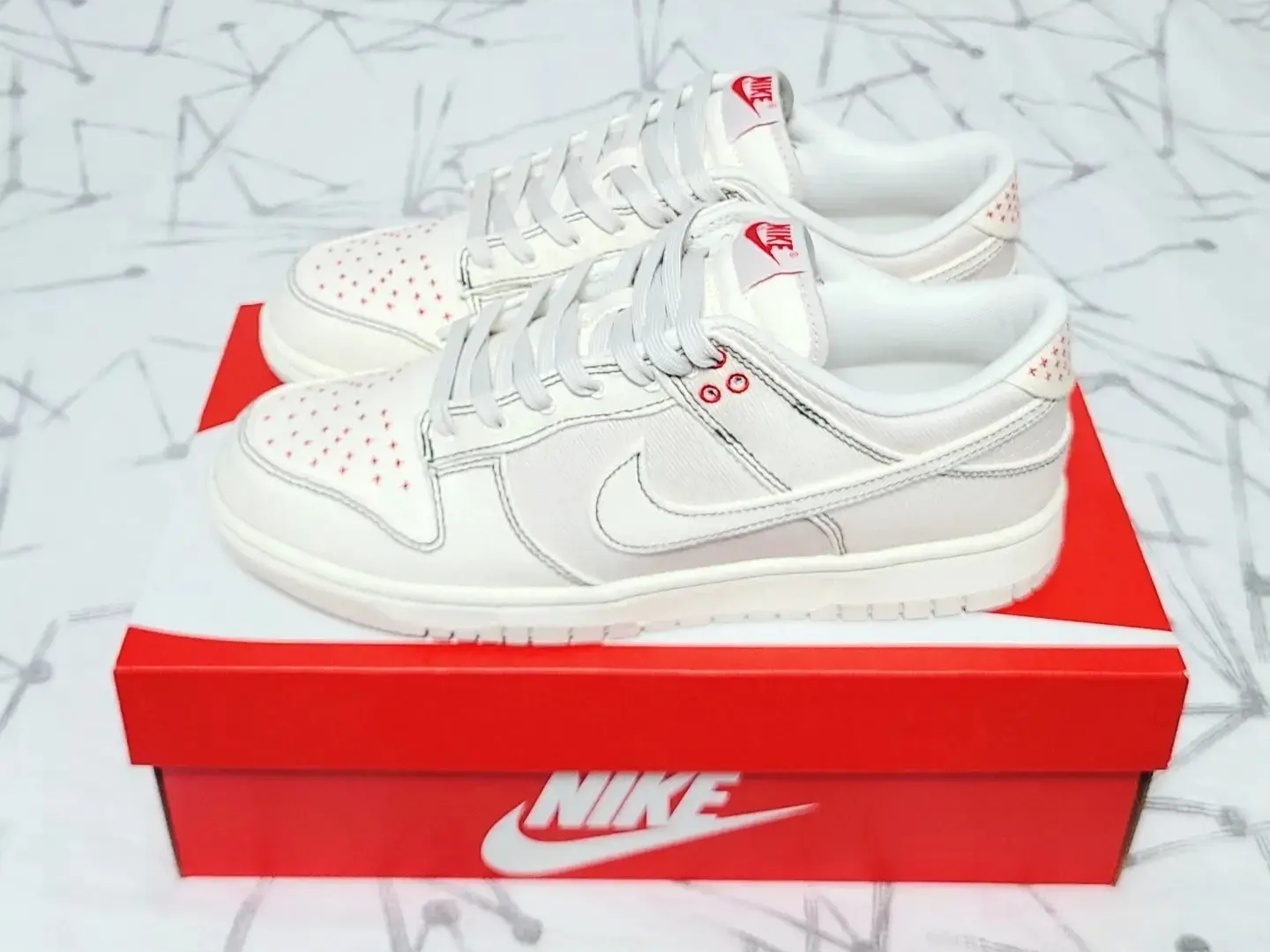 Nike Dunk Low Beige Red 착용 스타일 - 2