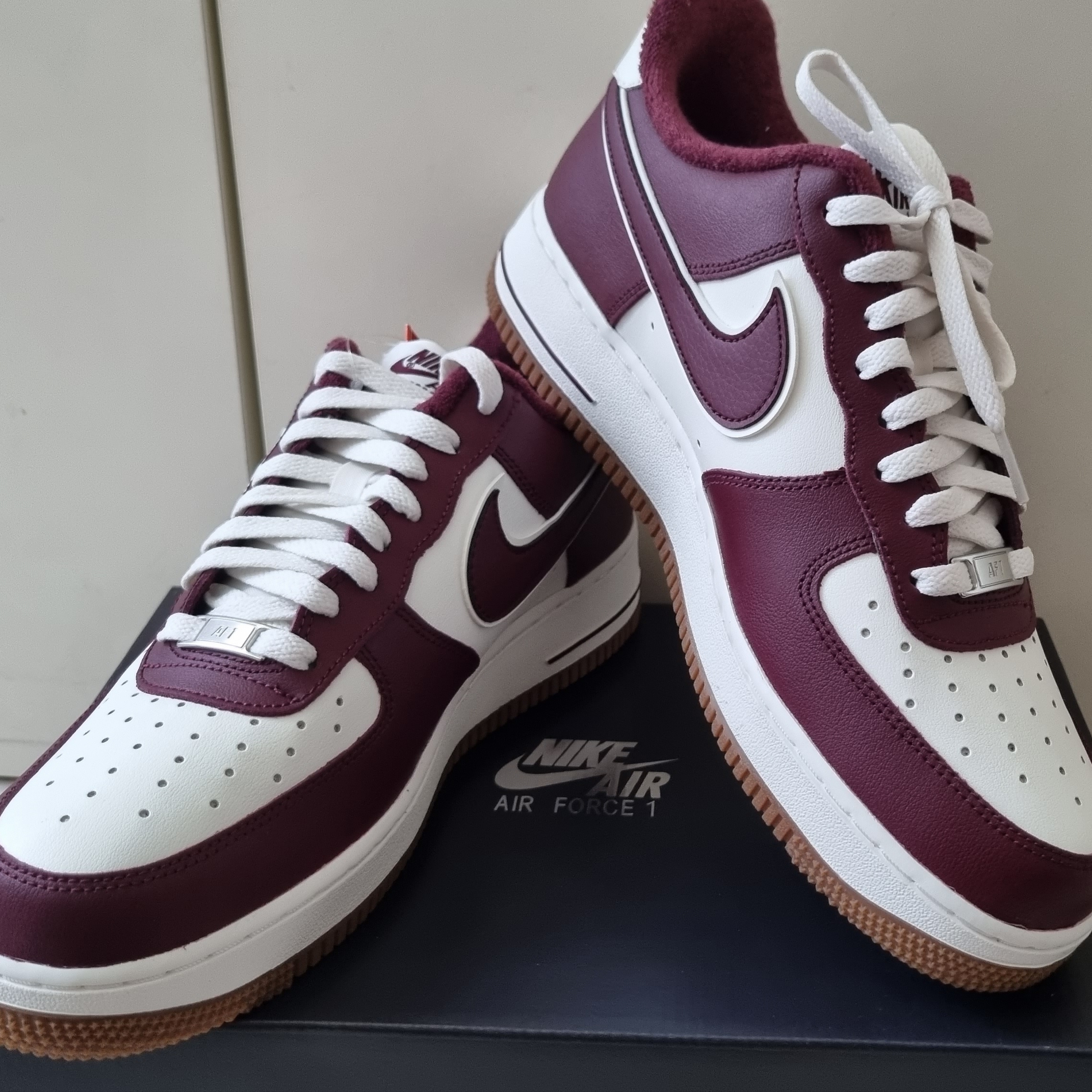 Nike Air Force 1 '07 LV8 Night Maroon 착용 스타일