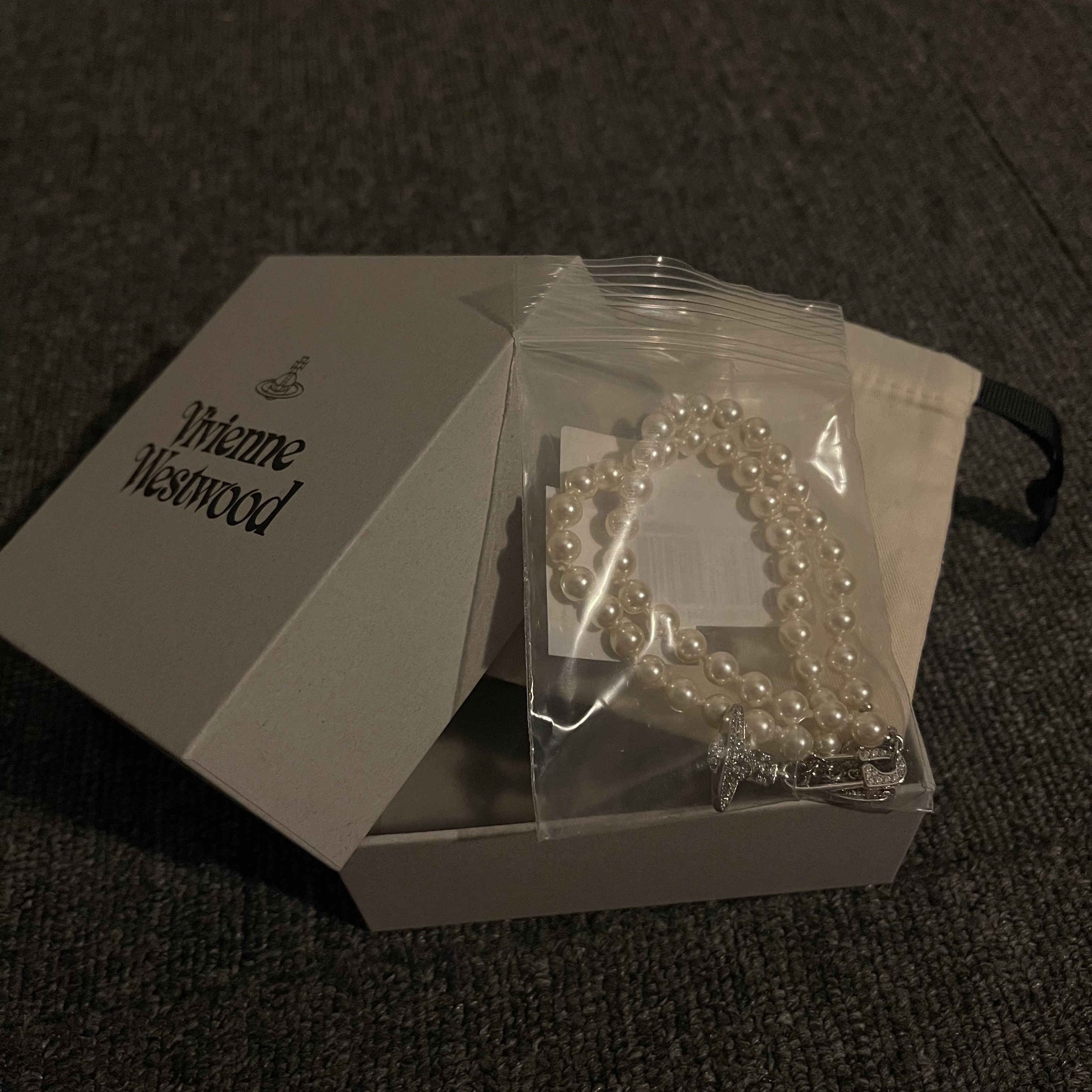 Vivienne Westwood Lucrece Pearl Necklace Silver 착용 스타일
