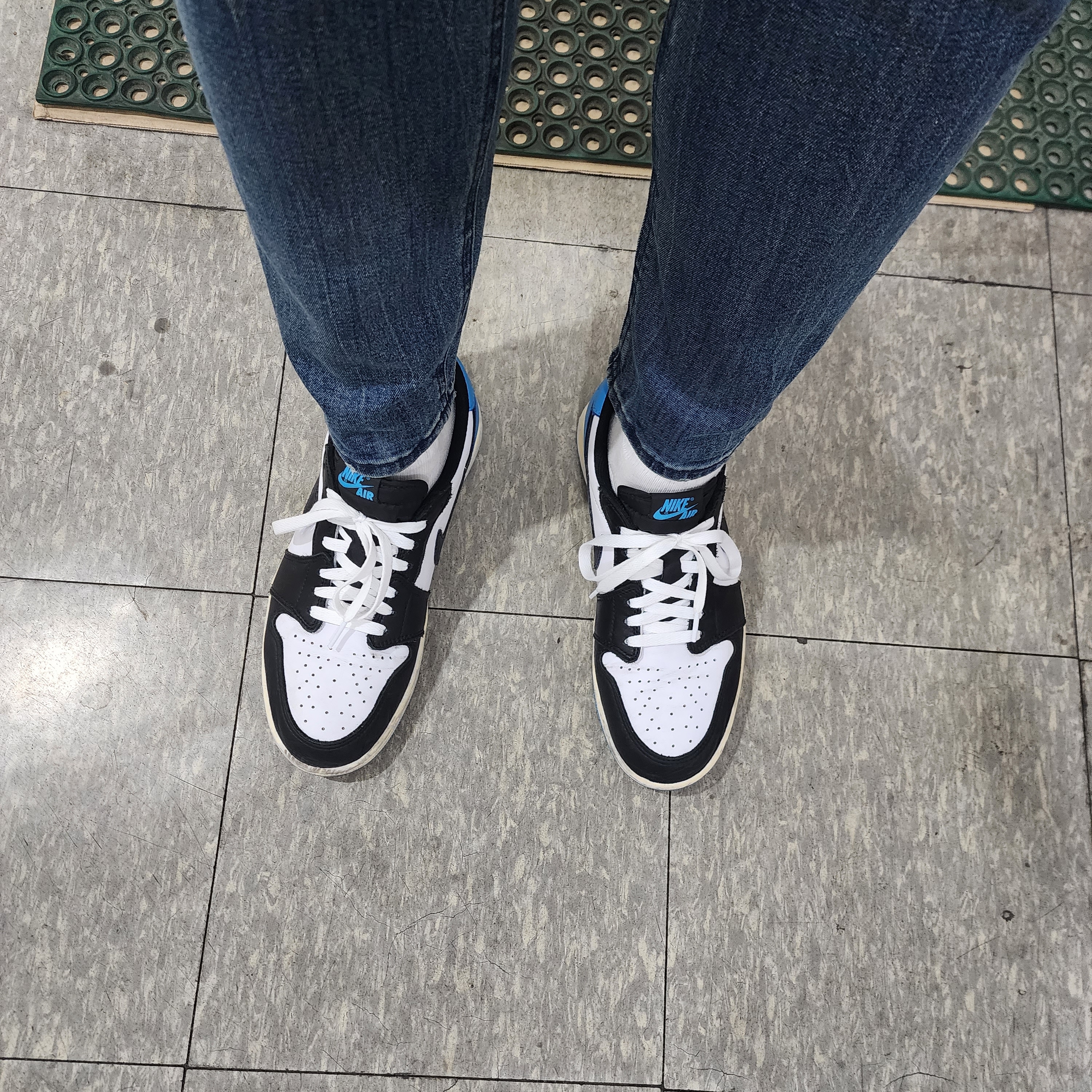 Jordan 1 Retro Low OG Black and Dark Powder Blue 착용 스타일 - 1