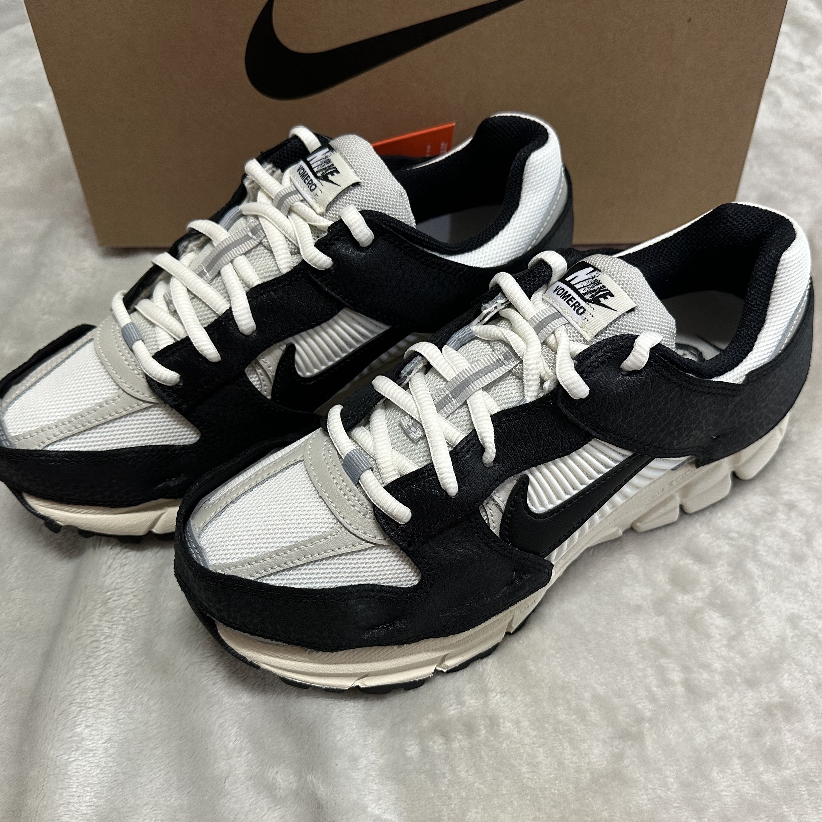 (W) Nike Zoom Vomero 5 Wolf Grey and Black 착용 스타일 - 1