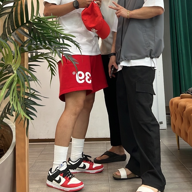 Nike x NBA Dunk Low Retro EMB Black and Chile Red 착용 스타일