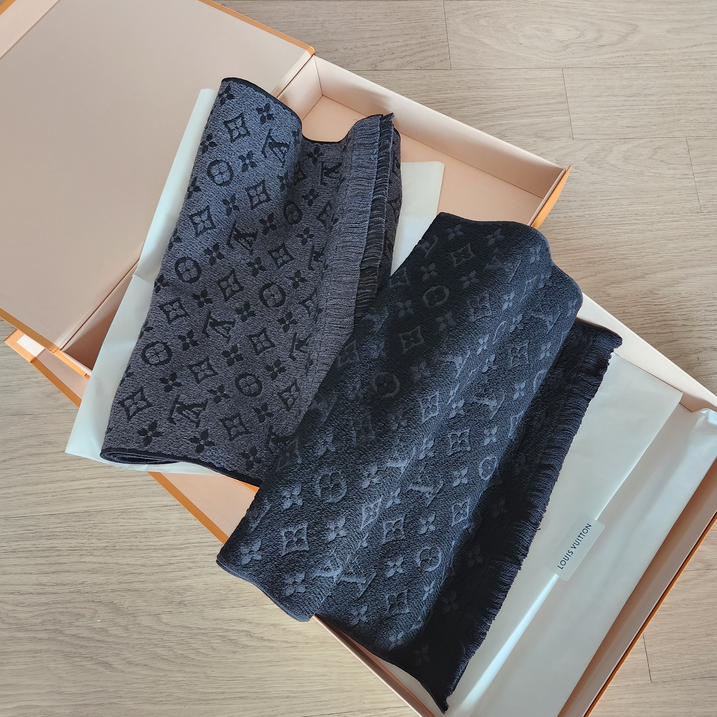 Louis Vuitton Monogram Classic Muffler Charcoal Grey 착용 스타일 - 2