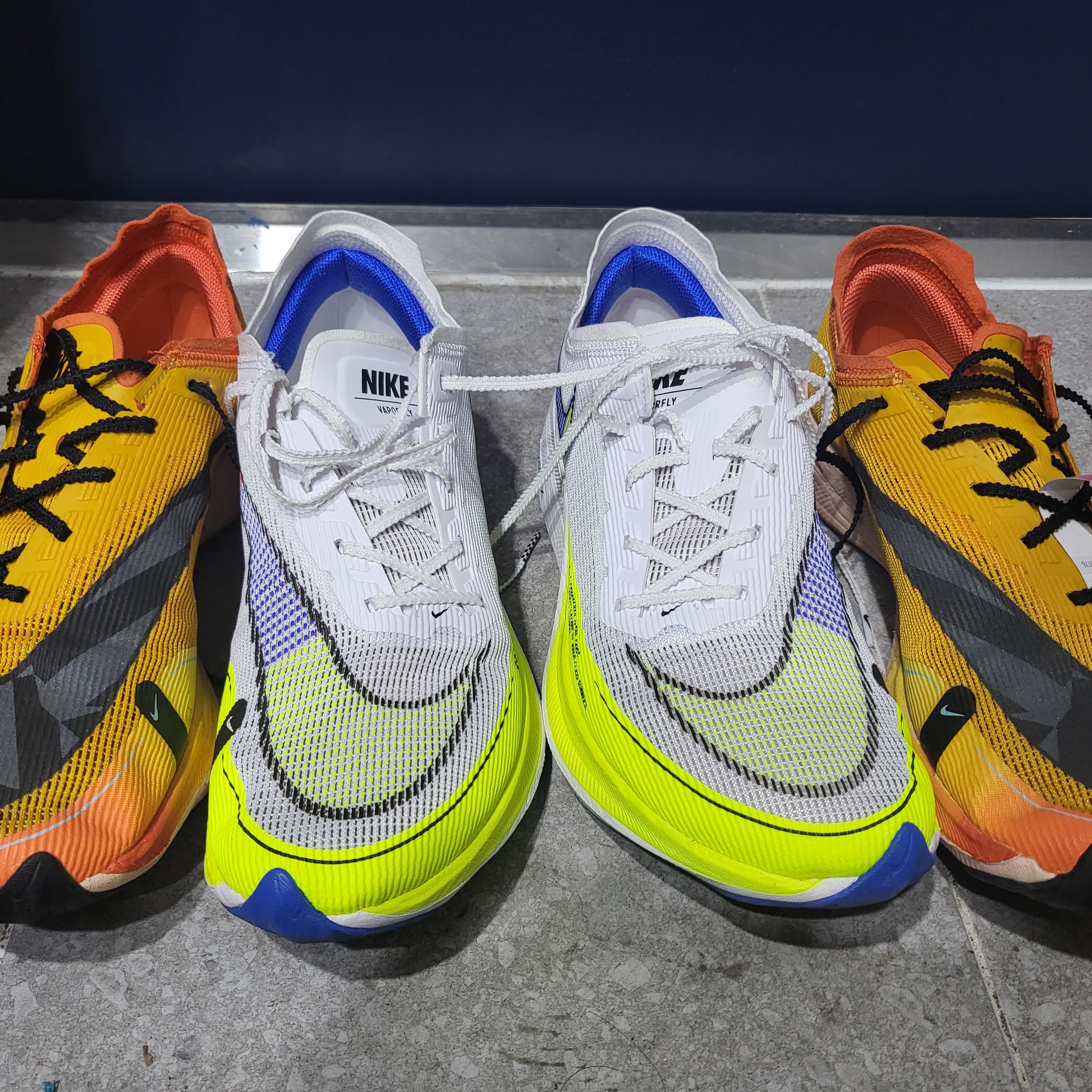 Nike ZoomX Vaporfly Next% 2 White Volt, Nike ZoomX Vaporfly Next% 2 University Gold 착용 스타일 - 2
