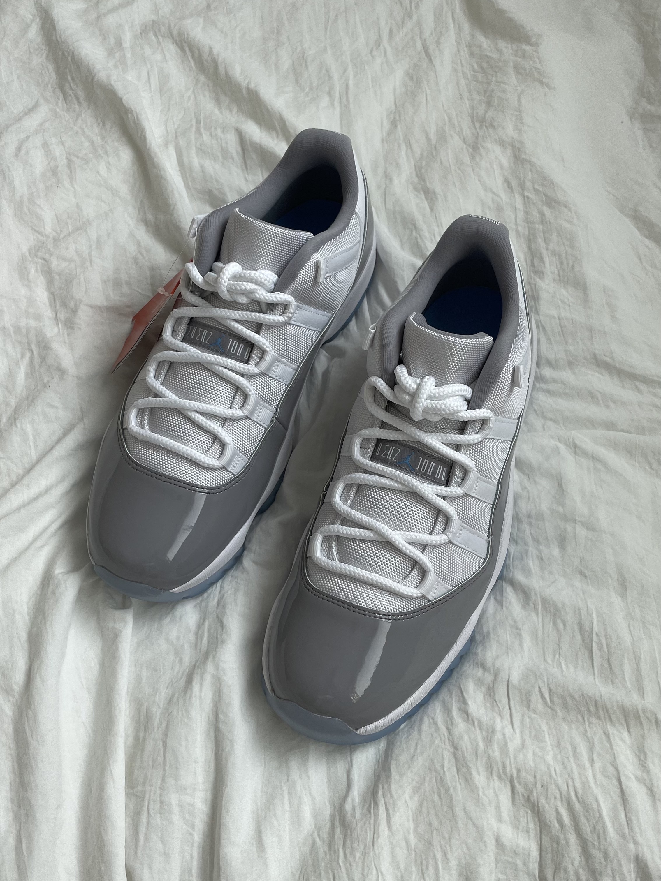 Jordan 11 Retro Low Cement Grey 착용 스타일 - 1
