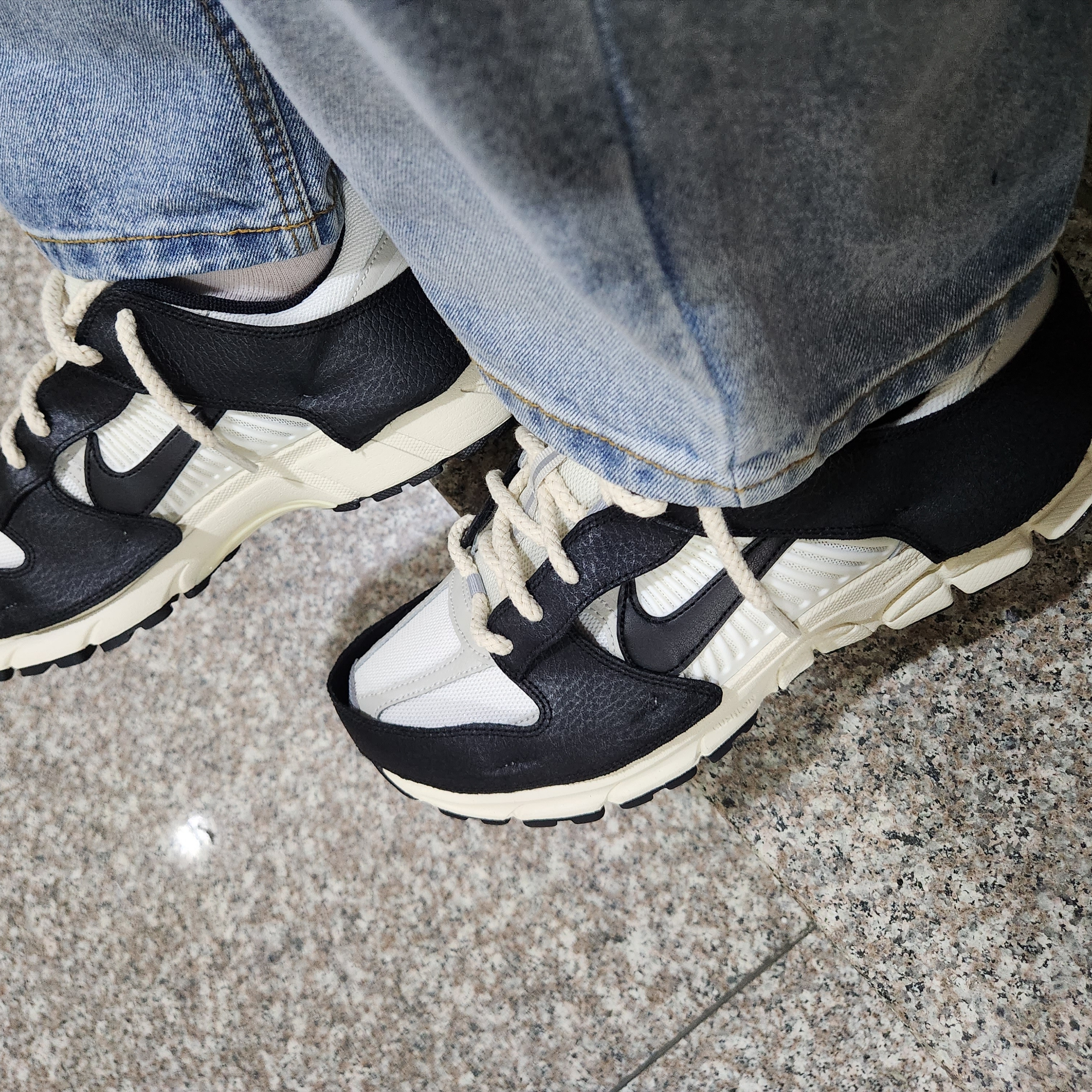 (W) Nike Zoom Vomero 5 Wolf Grey and Black 착용 스타일 - 3