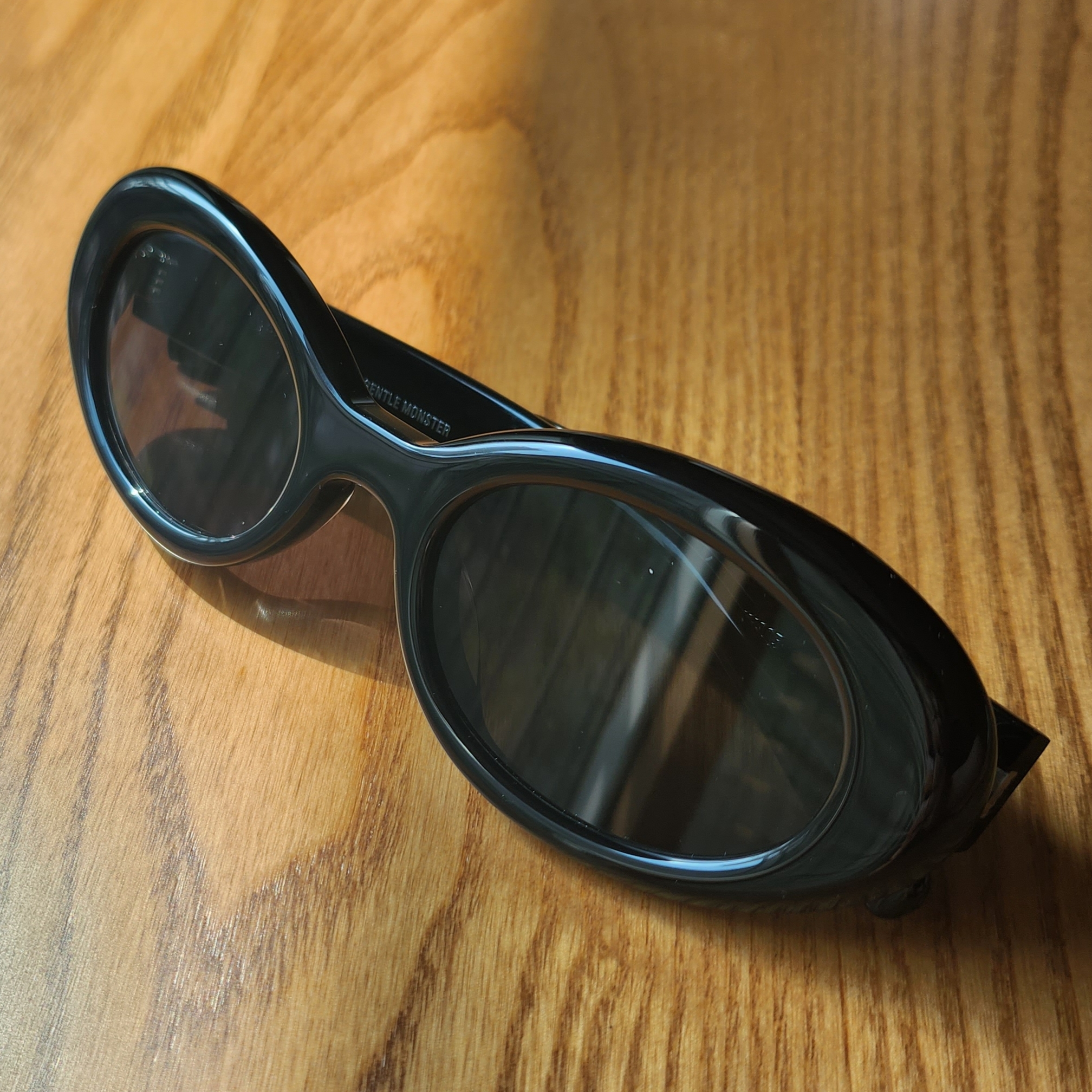 Gentle Monster x Maison Margiela MM005 Black Black 착용 스타일