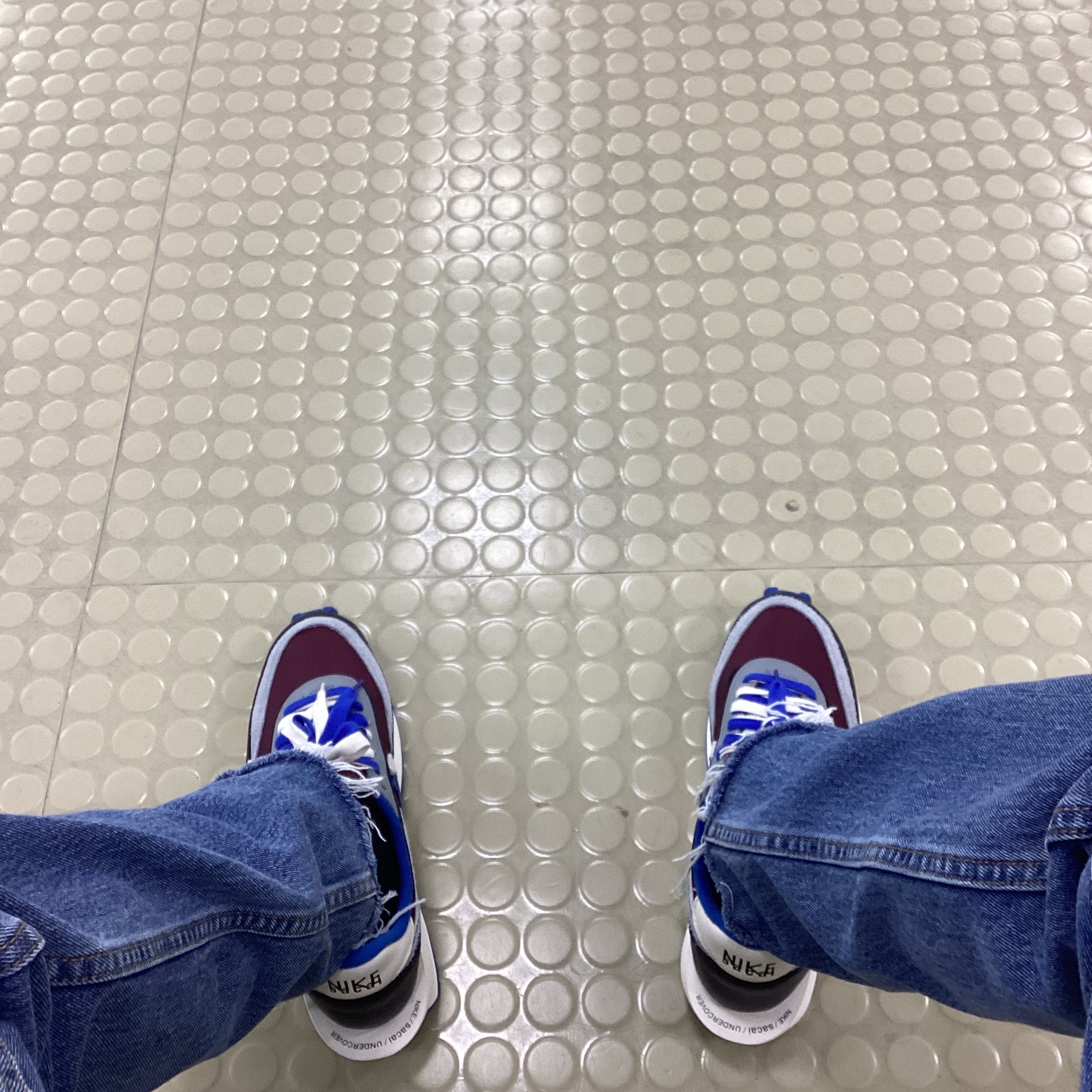 Nike x Sacai x Undercover LDWaffle Night Maroon Team Royal 착용 스타일