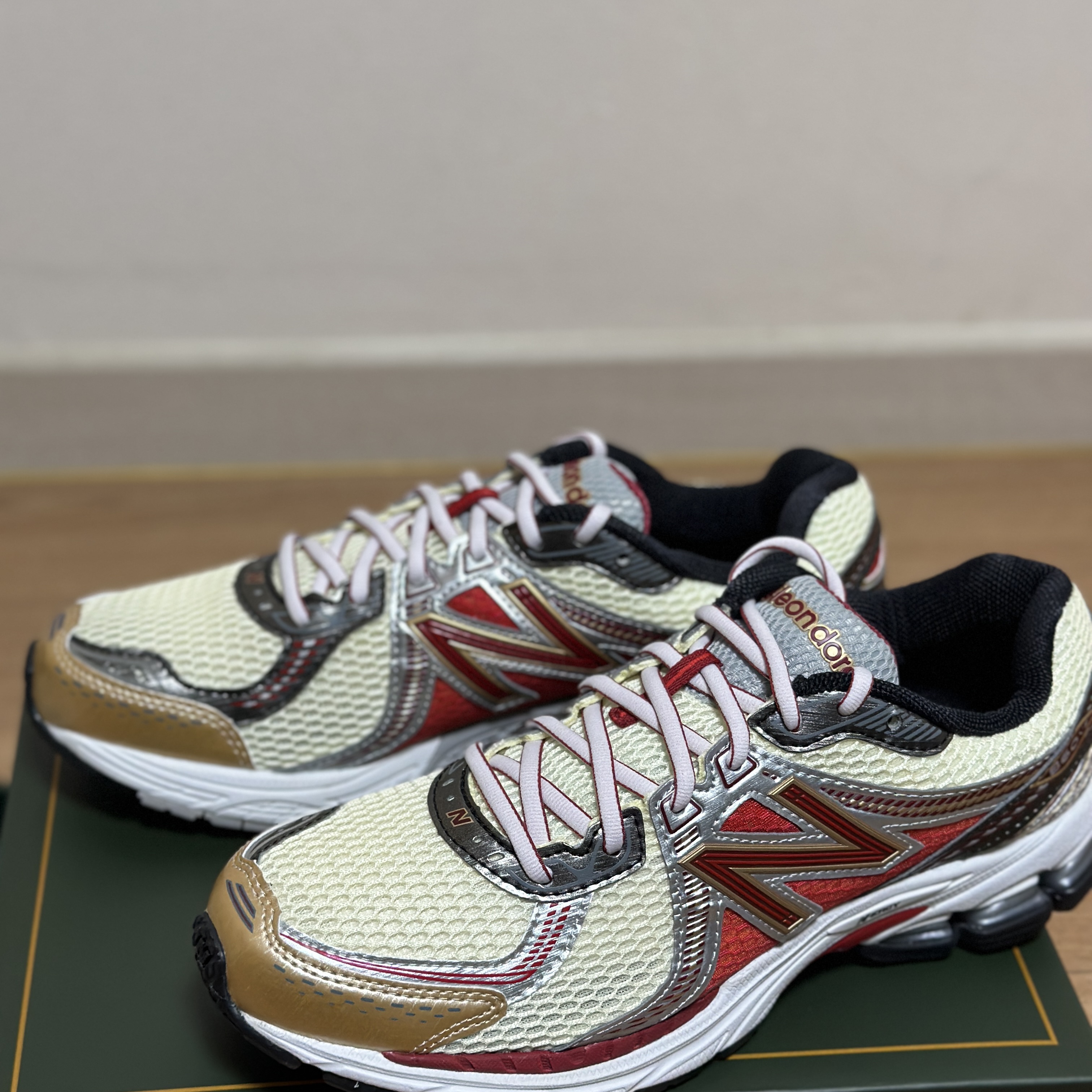 New Balance x Aime Leon Dore 860v2 Red 착용 스타일 - 1