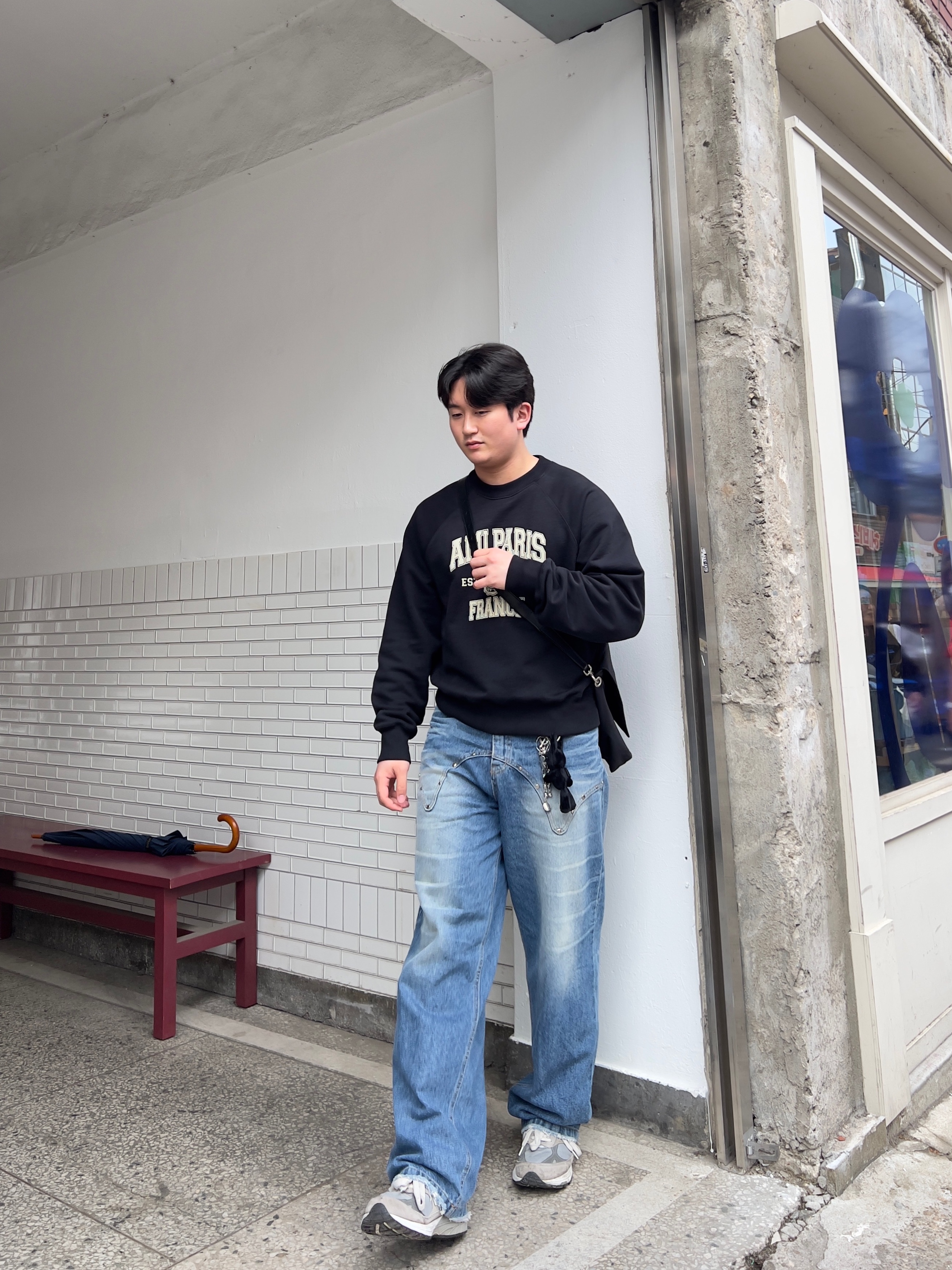 AMI Paris France Sweatshirt Black 착용 스타일 - 1