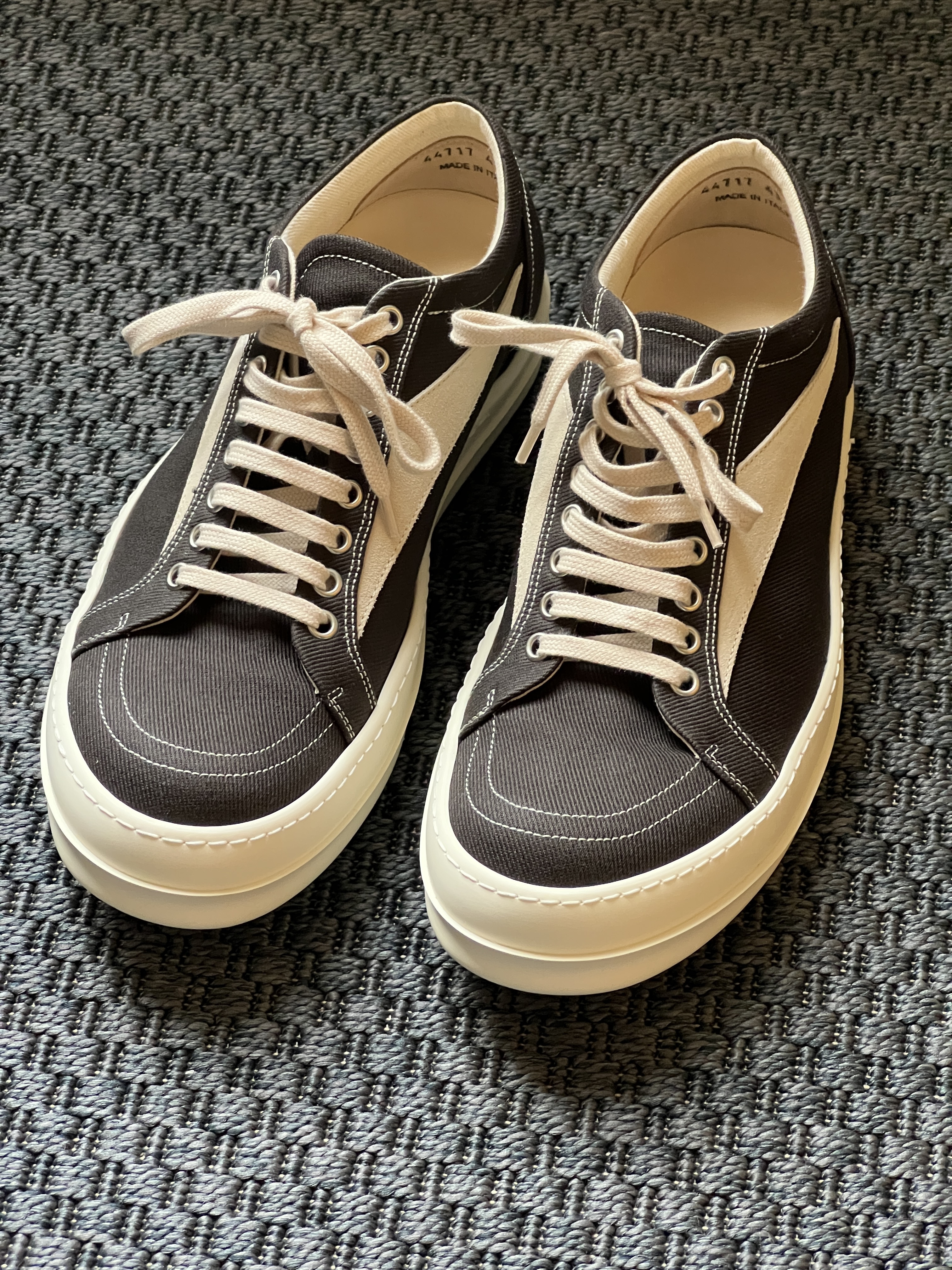 Rick Owens Drkshdw Suede Vintage Sneakers Dark Dust Pearl Milk White 착용 스타일 - 1